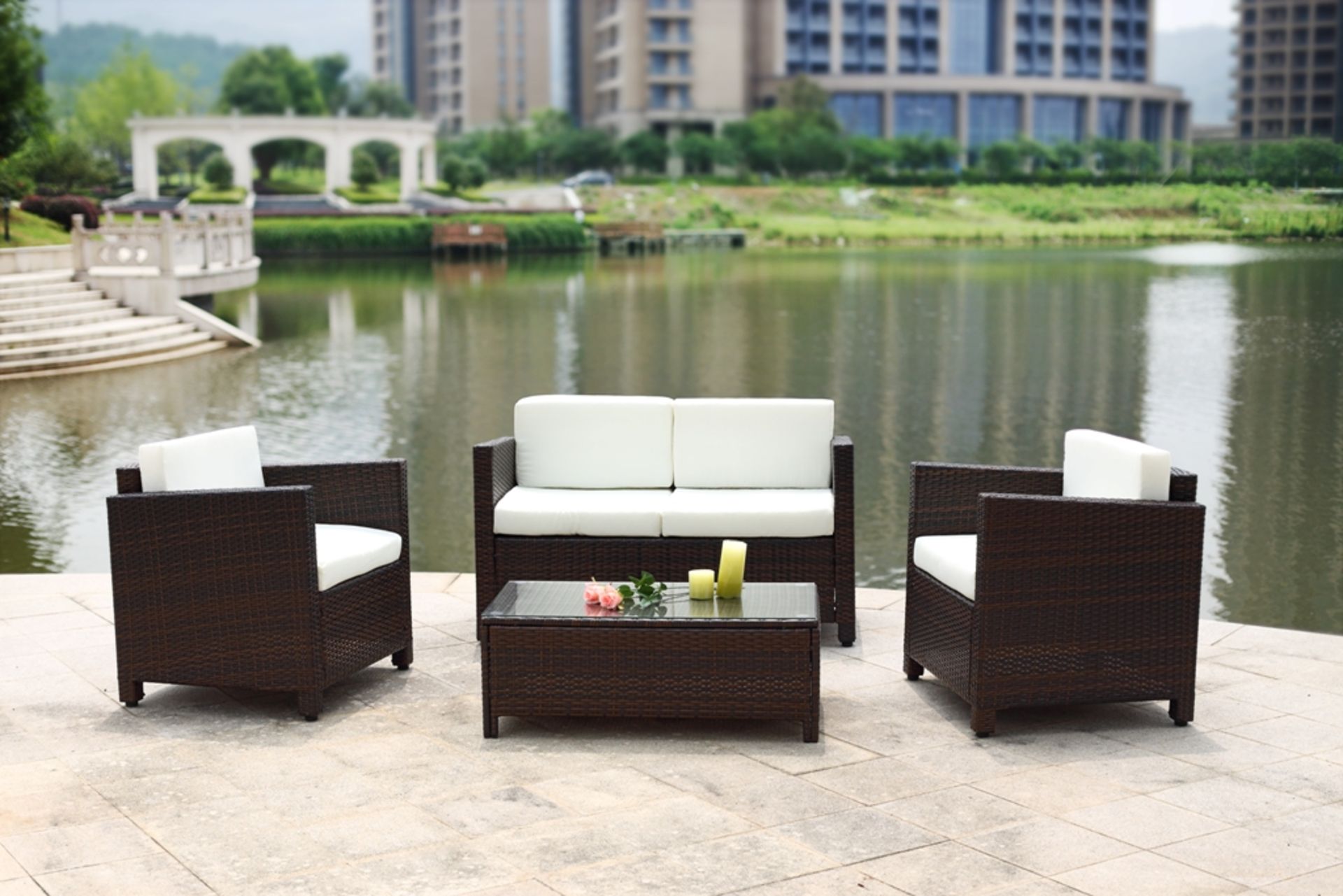 BRAND NEW BOXED LUXURIOUS 4 PIECE RATTAN GARDEN/CONSERVATORY FURNITURE SET. TO INCLUDE A TWO-