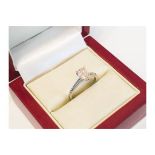 18CT WHITE GOLD LADIES DIAMOND RING, SET WITH AN APPROX 1.00 CARAT PEAR SHAPED STONE