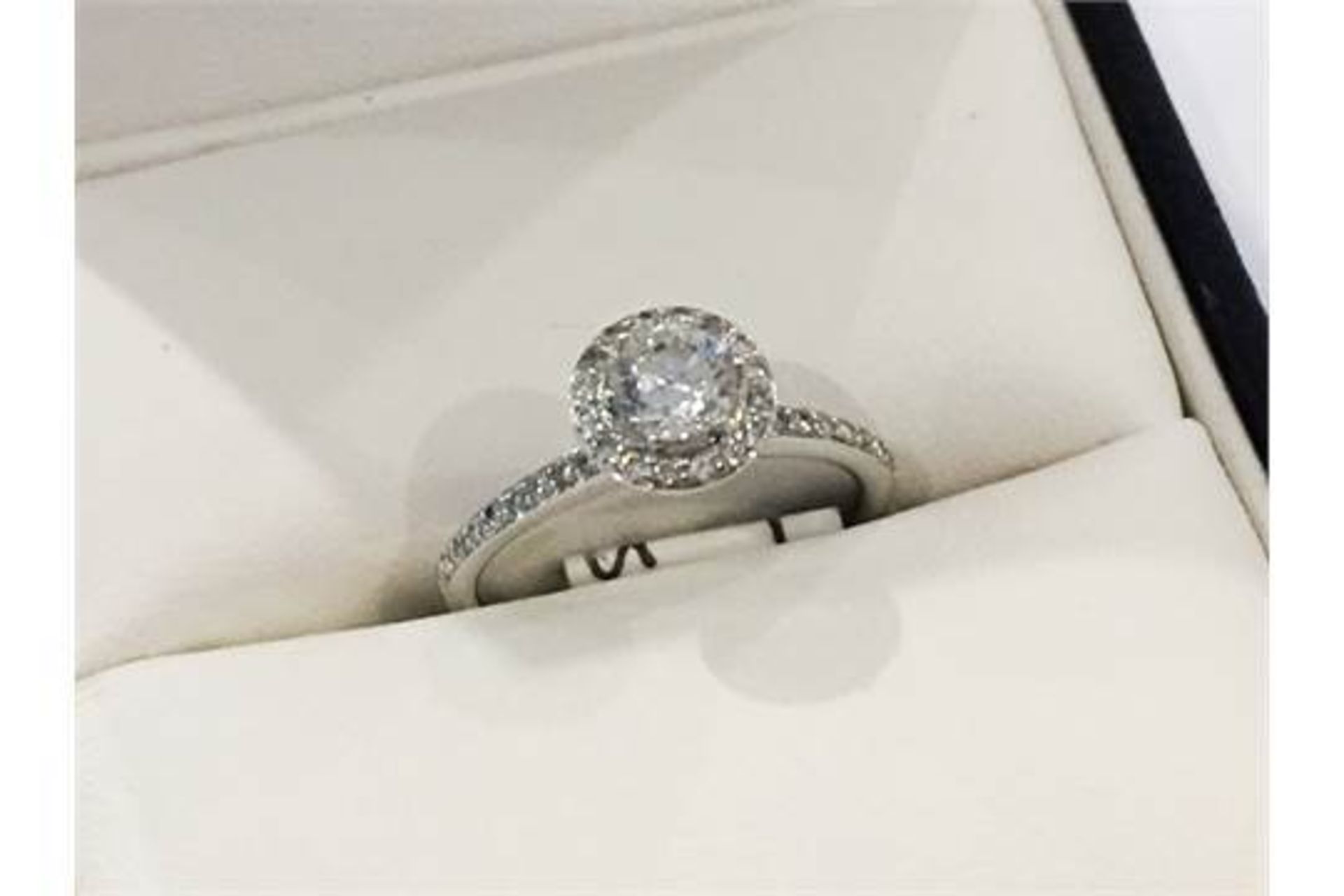 14ct WHITE GOLD LADIES DIAMOND RING, SET WITH A SINGLE SOLITAIRE, SURROUNDED BY DIAMONDS IN A HALO