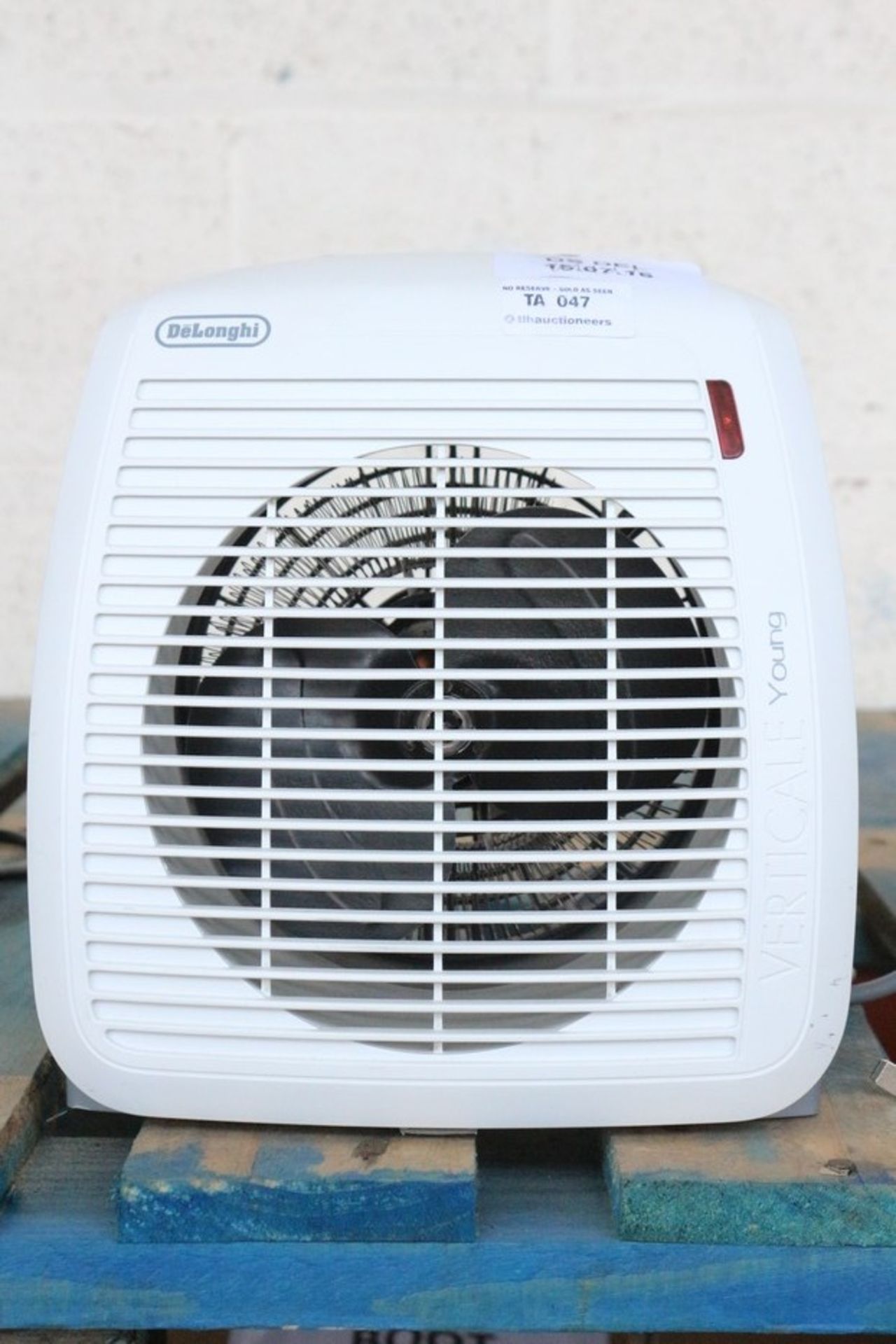 1X DELONGHI VERTICALLY YOUNG FAN HEATER (DS-DEL)