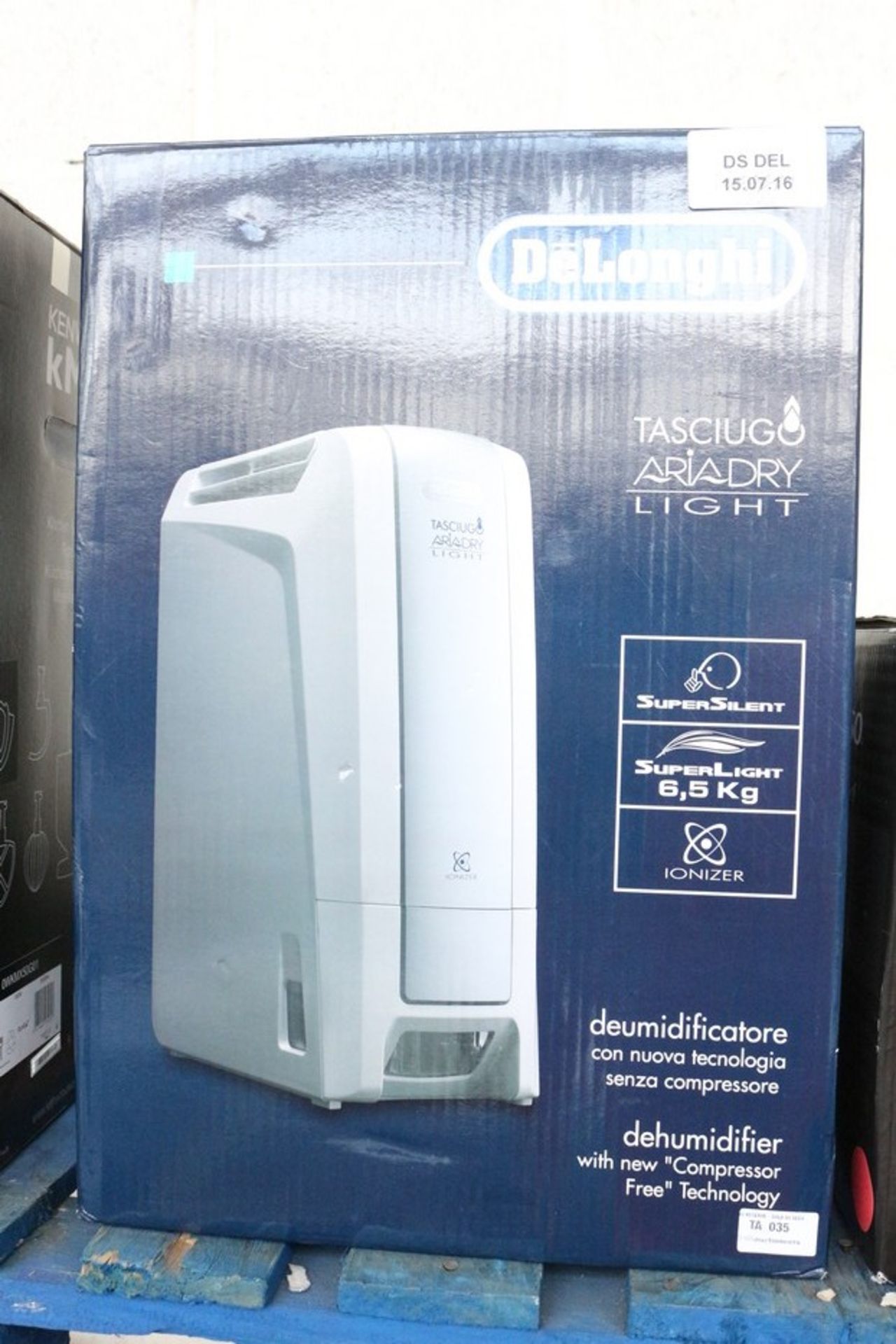 1X BOXED DELONGHI ARIA DRY LIGHT DEHUMIDIFIER WITH NEW COMPRESSOR FREE TECHNOLOGY RRP £200 (DS-DEL)