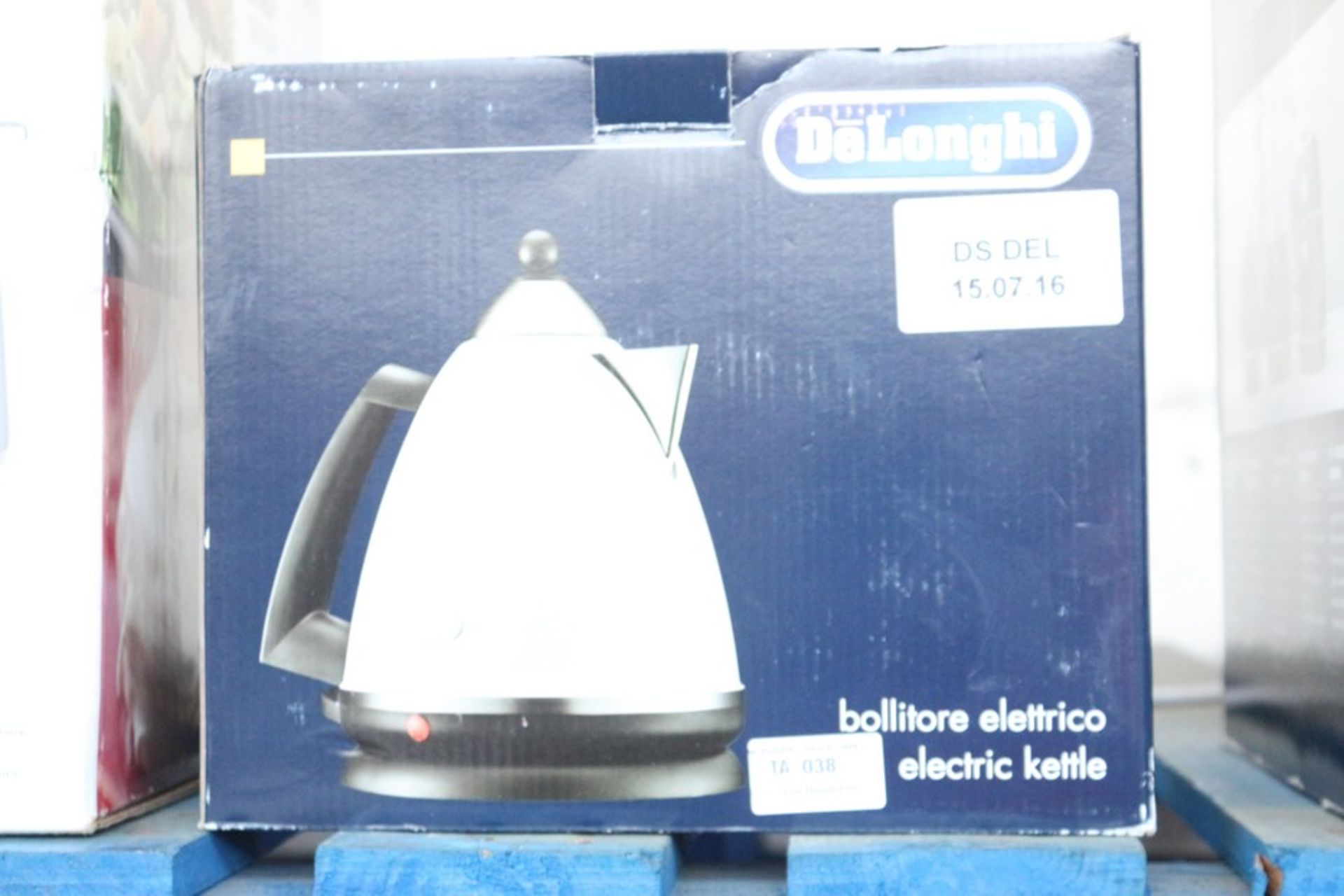 1X BOXED DELONGHI ELECTRIC KETTLE RRP £50 (DS-DEL)