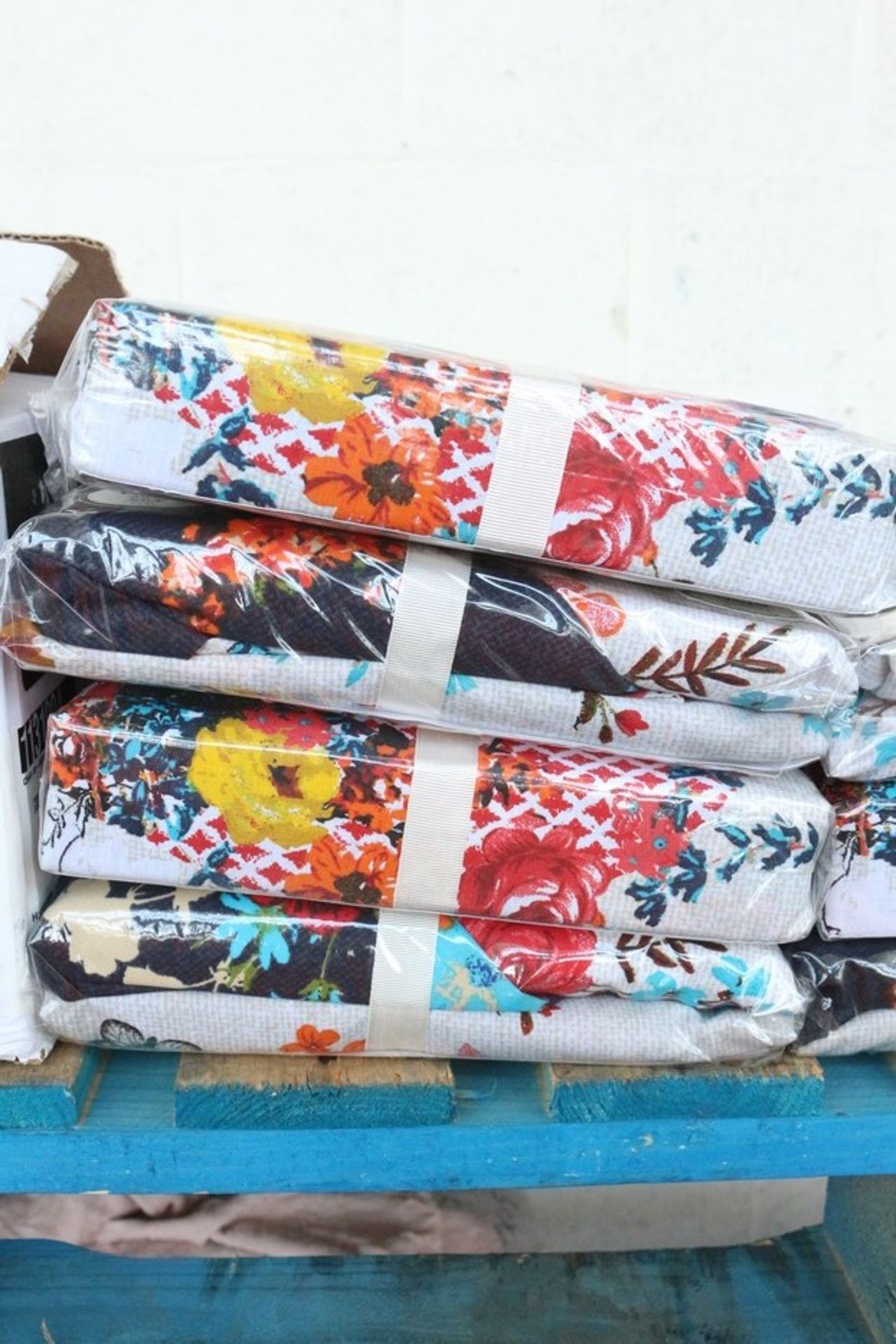 1X LOT TO CONTAIN 4 BAGGED BRAND NEW VINTAGE TAPESTRY REVERSIBLE KING SIZE BEDDING SET RRP £44