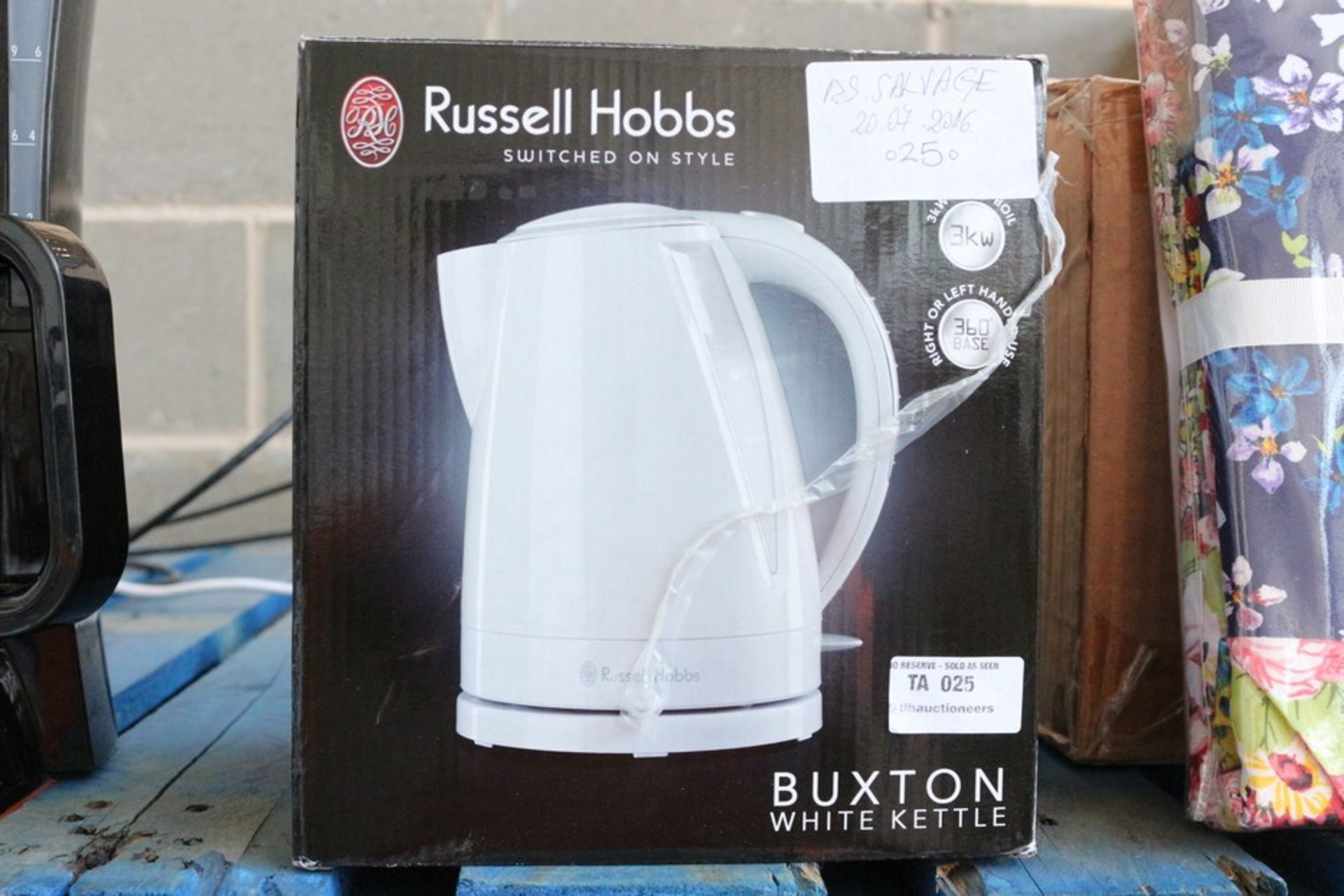 1X BOXED RUSSELL HOBBS BUXTON WHITE KETTLE RRP £25 (DS-SALVAGE)