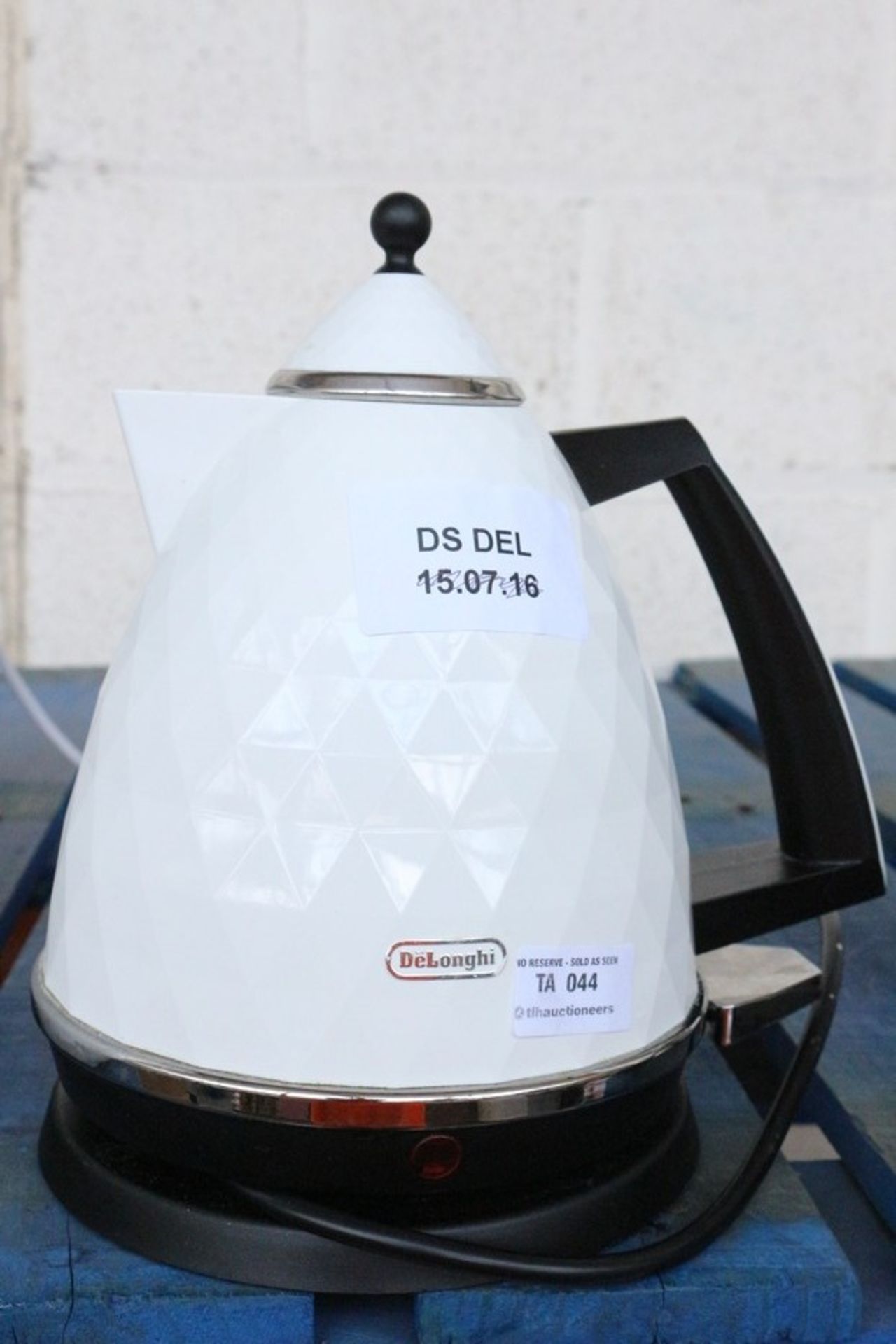 1X DELONGHI KETTLE RRP £50 (DS-DEL)