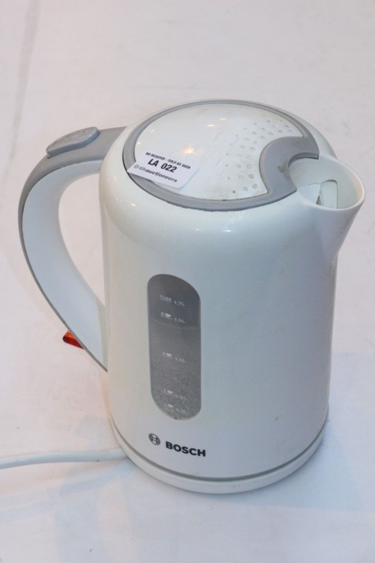 2 x ASSORTED KITCHEN ITEMS TO INCLUDE A KENWOOD CORDLESS JUG KETTLE AND KENWOOD HAND HELD TRIBLADE