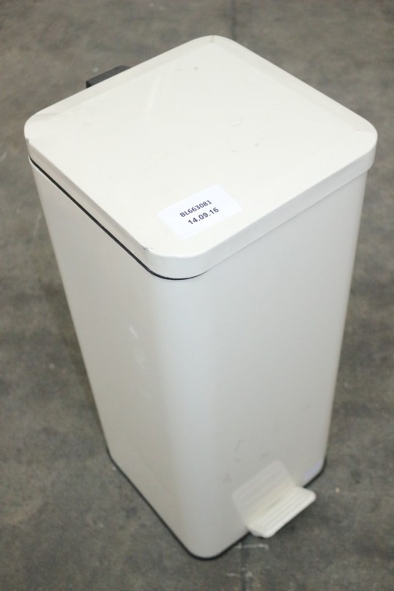 2 x ASSORTED SINGLE PEDAL BINS *PLEASE NOTE THAT THE BID PRICE IS MULTIPLIED BY THE NUMBER OF