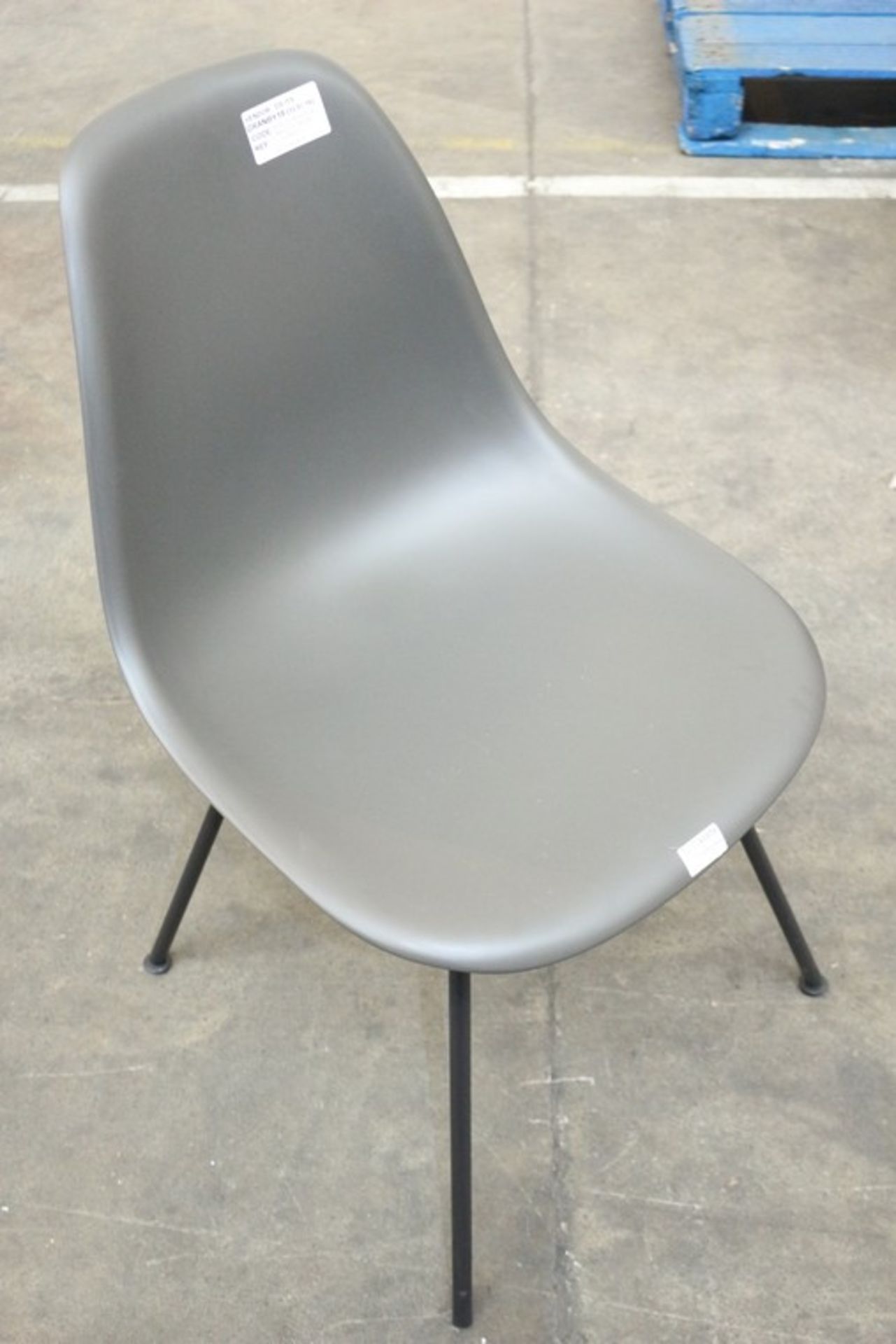1 x EAMES DSX GREY DESIGNER PLASTIC DINING CHAIR (2228832) RRP £220 (12.7.16) *PLEASE NOTE THAT