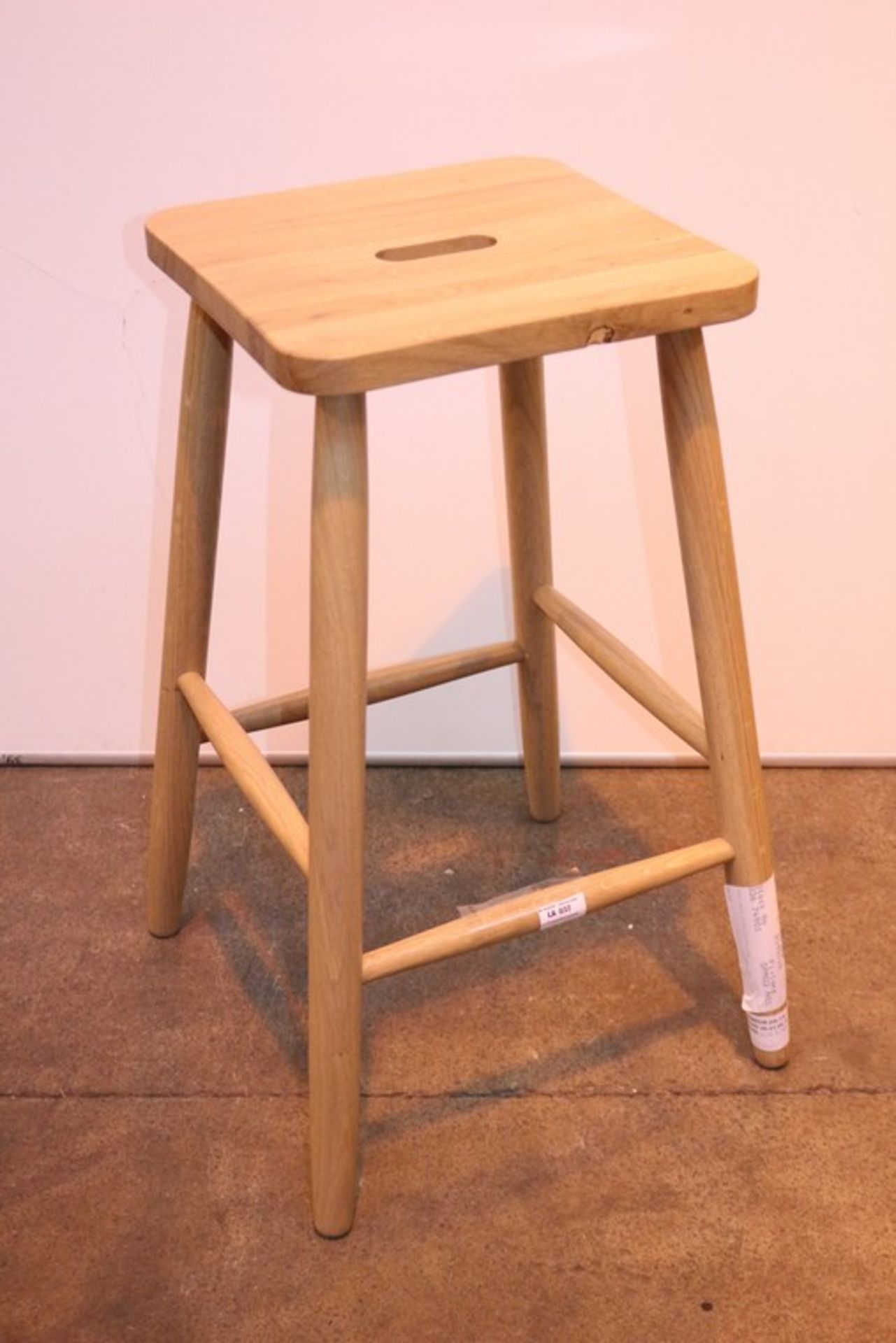 1 x CROFT COLLECTION KYLA SOLID OAK BAR STOOL (2193118) RRP £110 *PLEASE NOTE THAT THE BID PRICE