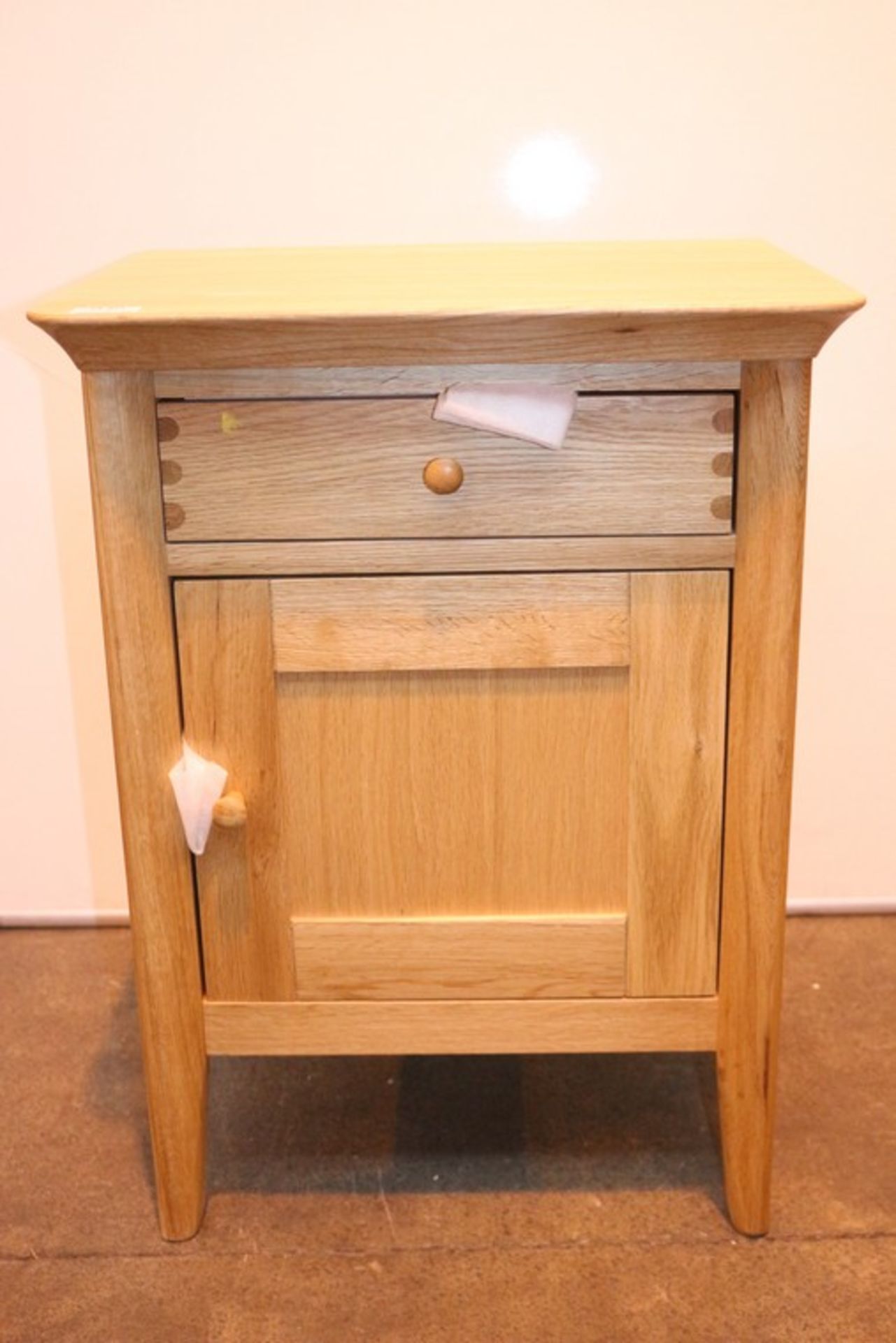 1 x BOXED ESSENCE SOLID LIGHT OAK 1 DRAWER 1 DOOR SIDE TABLE (NC) RRP £275 *PLEASE NOTE THAT THE BID
