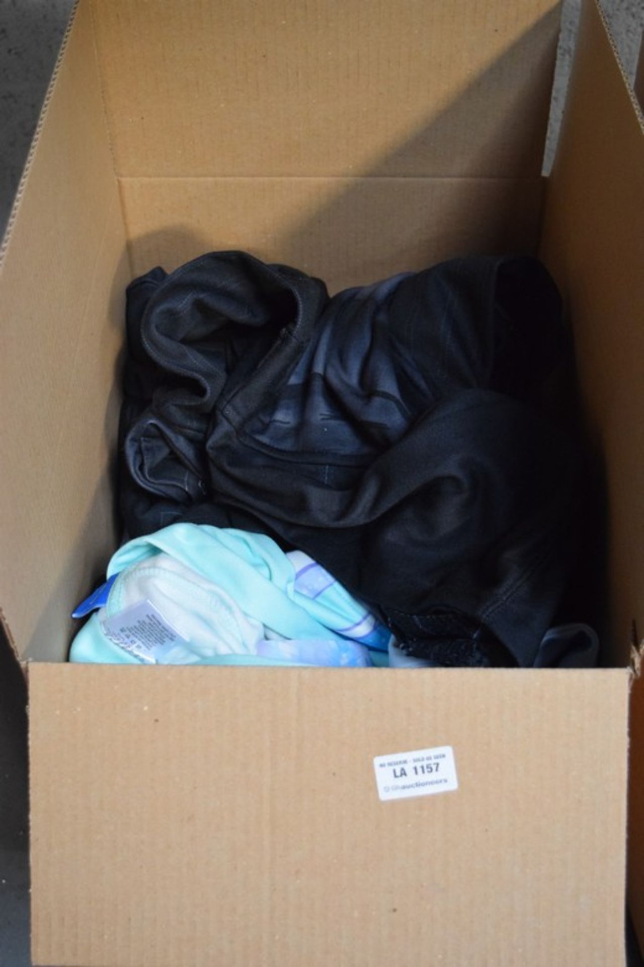 1 X BOX CONTAINING A LARGE QUANTITY OF STAR WARS AND FROZEN HOODED TOPS IN VARIOUS SIZES COMBINED