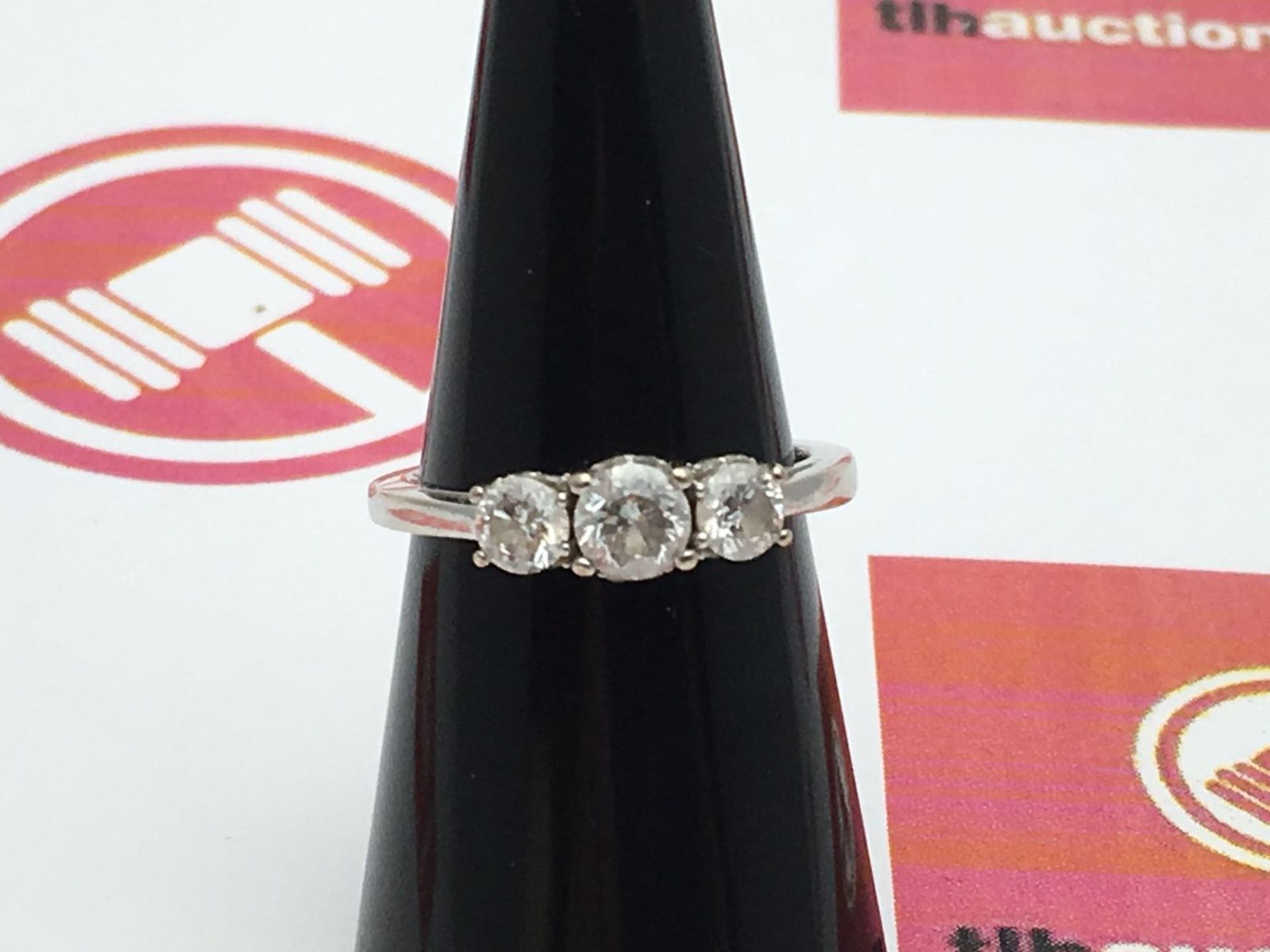 A STUNNING WHITE GOLD RING ORIGINALLY SUPPLIED BY GOLDSMITHS £3,000 SET WITH 3no BRILLIANT ROUND CUT - Image 3 of 6