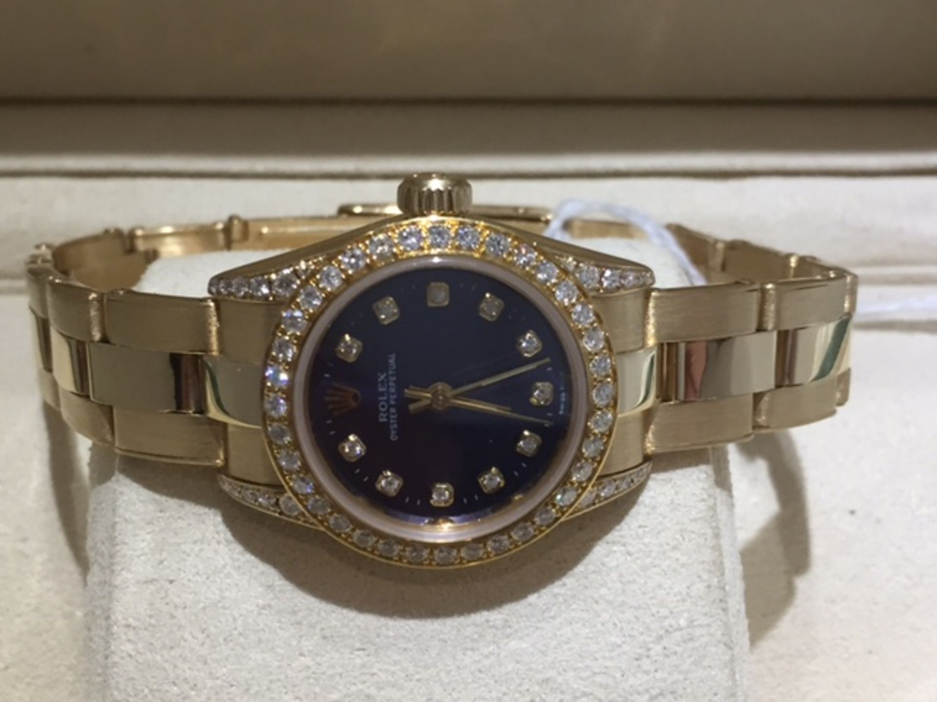 LADIES ROLEX 18ct SOLID GOLD OYSTER PERPETUAL AFTER SET WITH DIAMOND DIAL, DIAMOND BEZEL, DIAMOND - Image 4 of 6