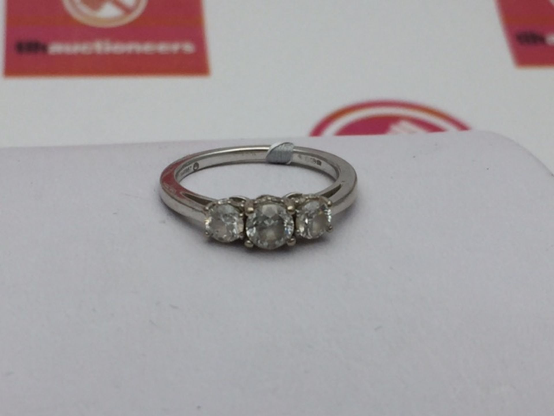 A STUNNING WHITE GOLD RING ORIGINALLY SUPPLIED BY GOLDSMITHS £3,000 SET WITH 3no BRILLIANT ROUND CUT