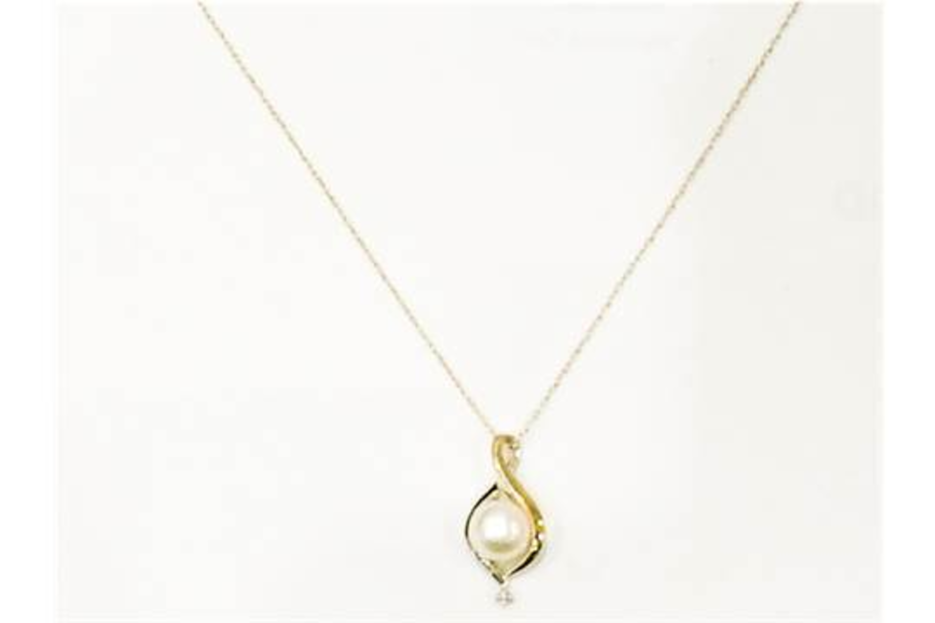 BRAND NEW 9CT YELLOW GOLD/WHITE GOLD PENDENT SET WITH A FRESH WATER PEARL AND DIAMOND, 9CT YELLOW