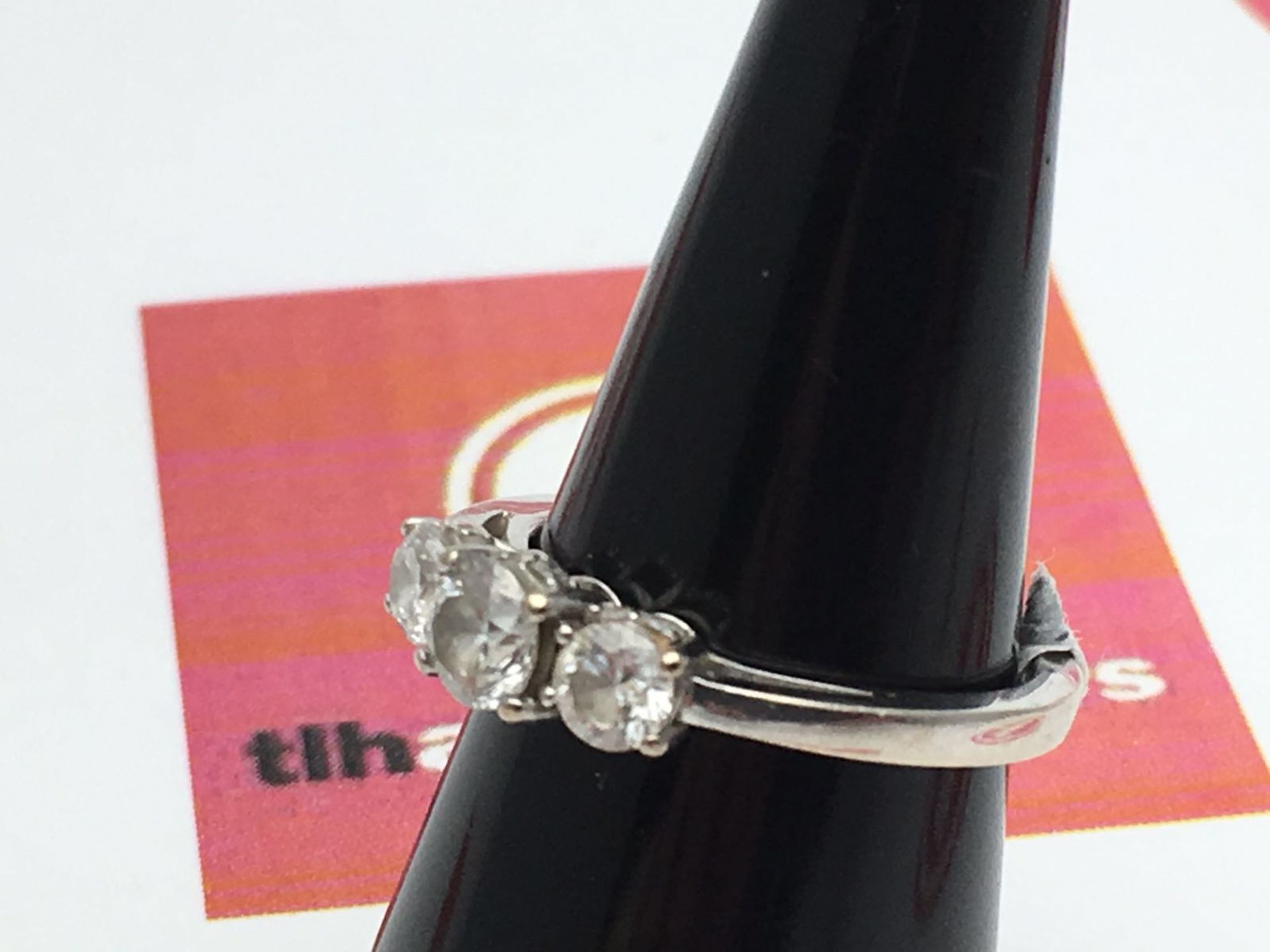 A STUNNING WHITE GOLD RING ORIGINALLY SUPPLIED BY GOLDSMITHS £3,000 SET WITH 3no BRILLIANT ROUND CUT - Image 2 of 6