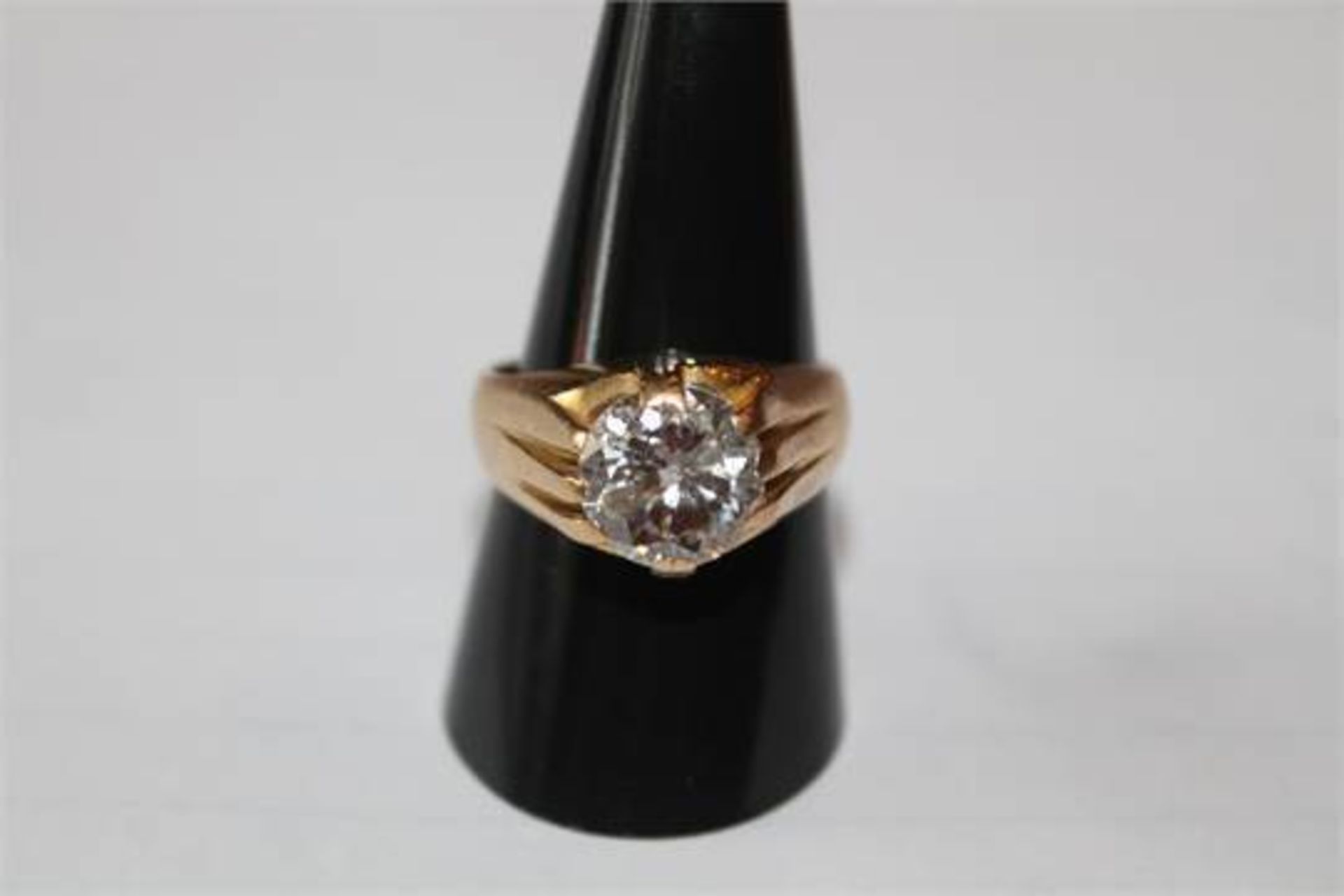 **£25,650** 4.4 CARAT EXTREMLY BRIGHT SINGLE SOLITAIRE GENTS DIAMOND RING SET IN 18K YELLOW GOLD - Image 2 of 2