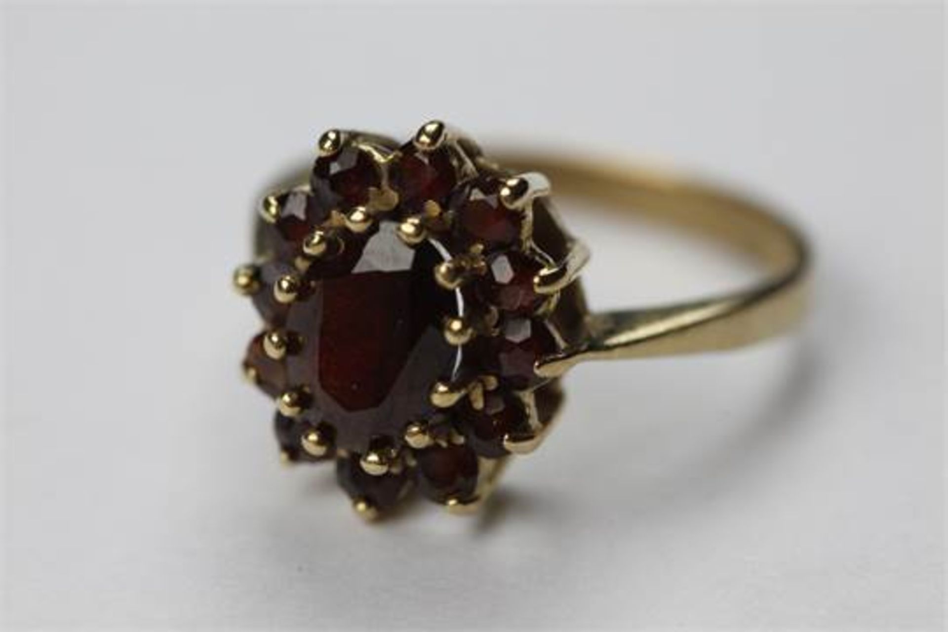 9CT YELLOW GOLD RUBY RING (SBW)