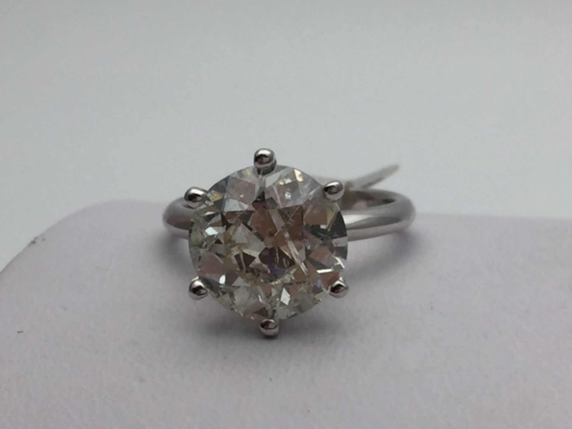 VALUE £89,750 .. A BRILLIANT ROUND CUT 5.18CARAT (I-I1) GRADED DIAMOND SOLITAIRE SET INTO A WHITE - Image 2 of 5