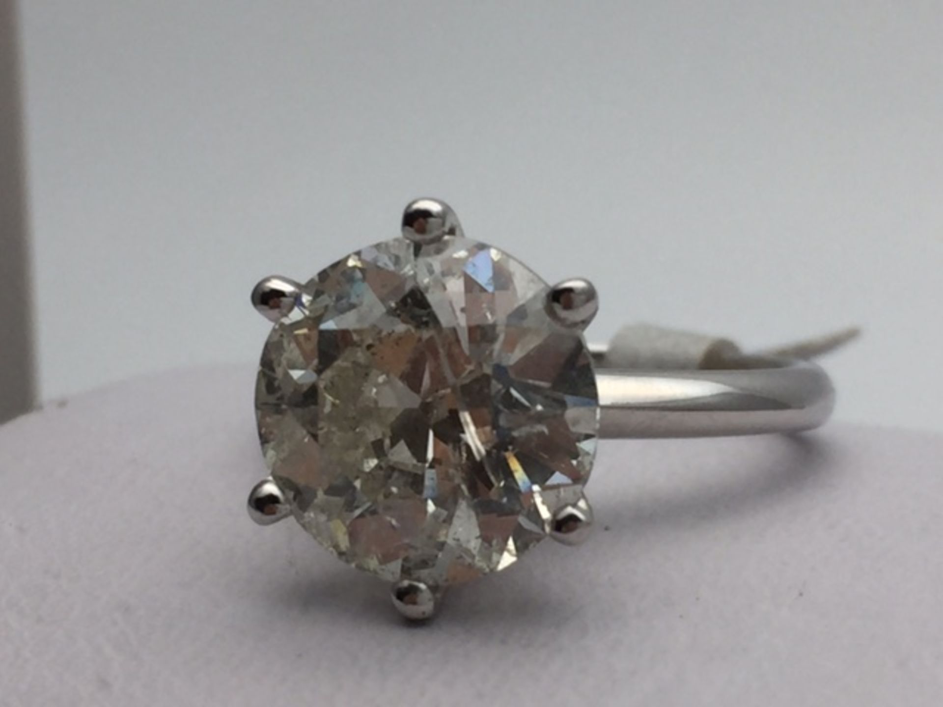 VALUE £89,750 .. A BRILLIANT ROUND CUT 5.18CARAT (I-I1) GRADED DIAMOND SOLITAIRE SET INTO A WHITE - Image 4 of 5