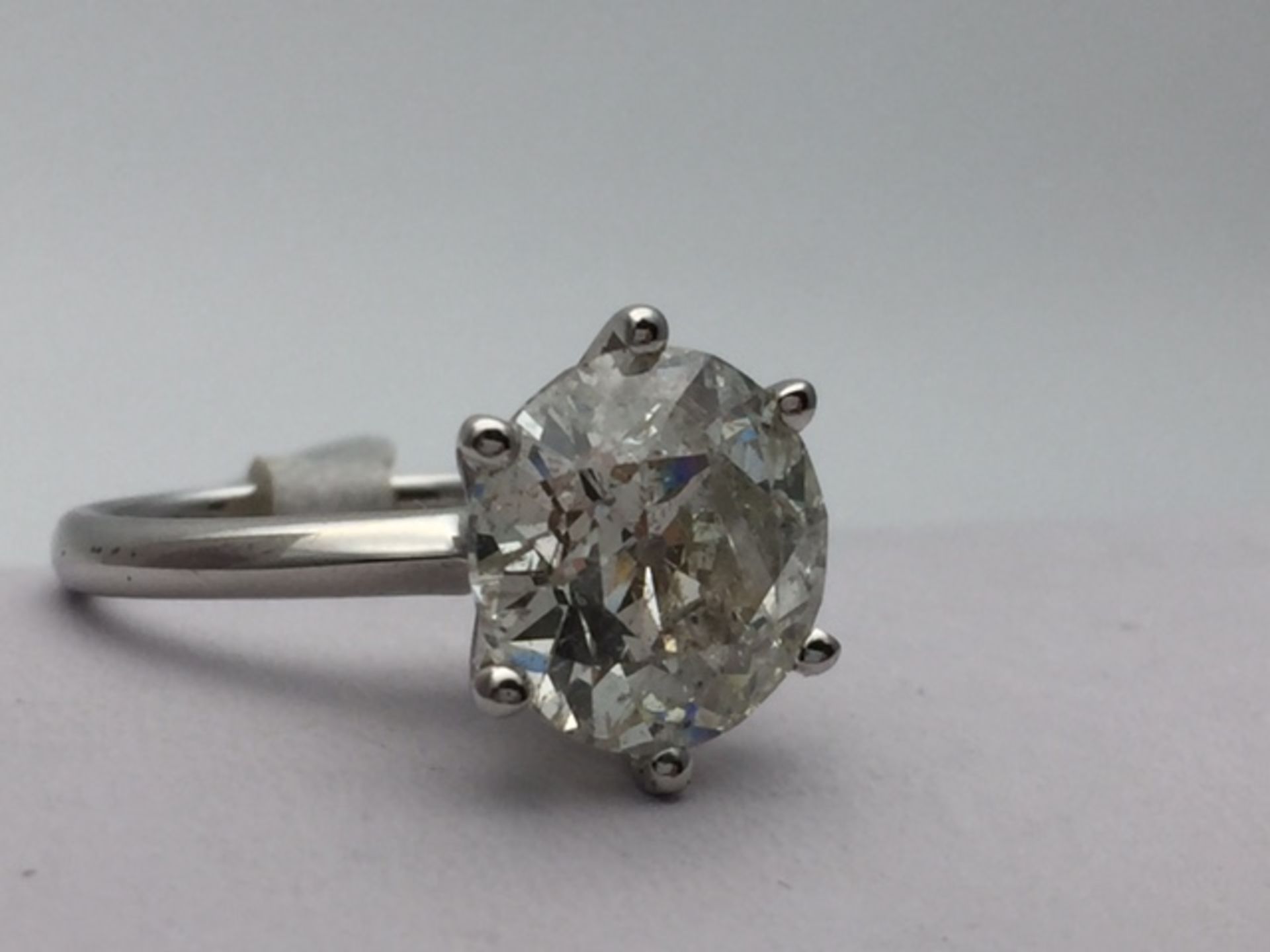 VALUE £89,750 .. A BRILLIANT ROUND CUT 5.18CARAT (I-I1) GRADED DIAMOND SOLITAIRE SET INTO A WHITE - Image 3 of 5