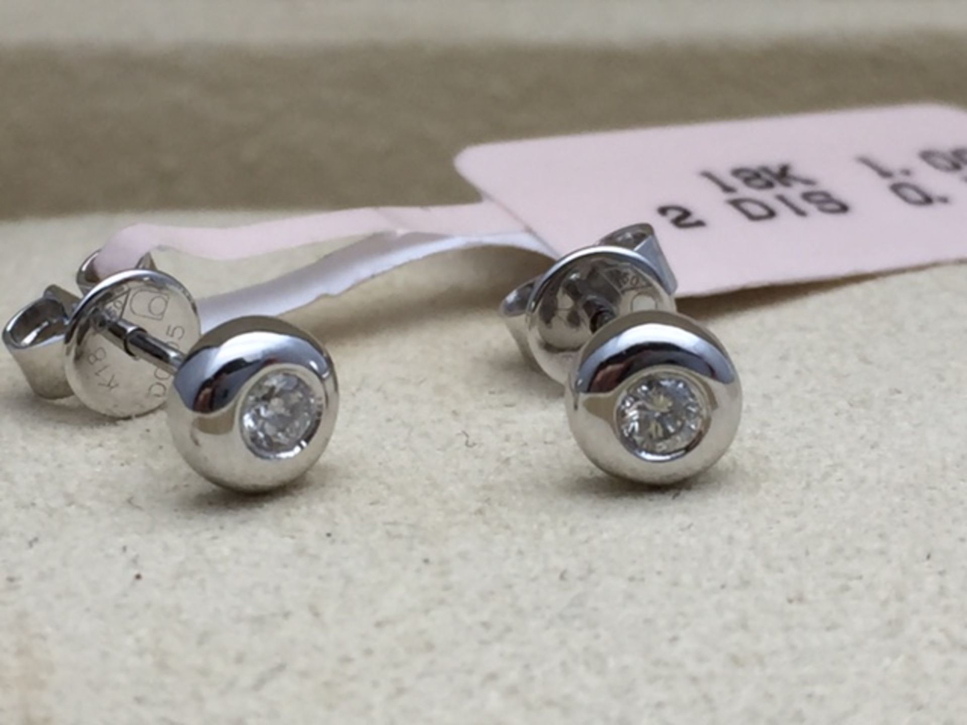 RRP £995 BRAND NEW WHITE GOLD DIAMOND STUD EARRINGS SET WITH TOP QUALITY DIAMONDS GIVING OFF