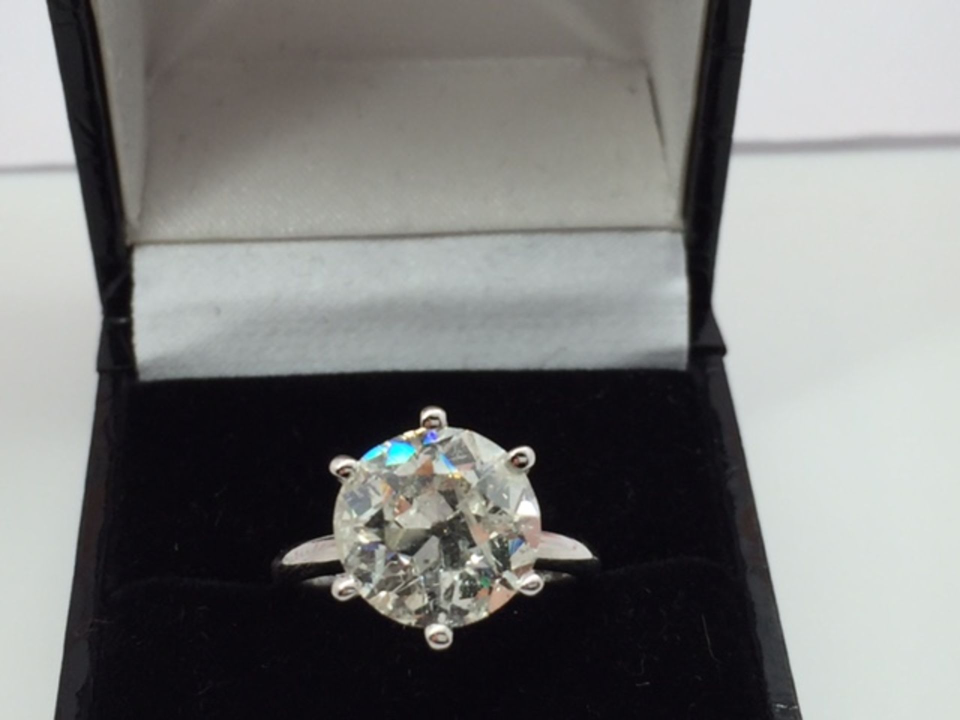 VALUE £89,750 .. A BRILLIANT ROUND CUT 5.18CARAT (I-I1) GRADED DIAMOND SOLITAIRE SET INTO A WHITE