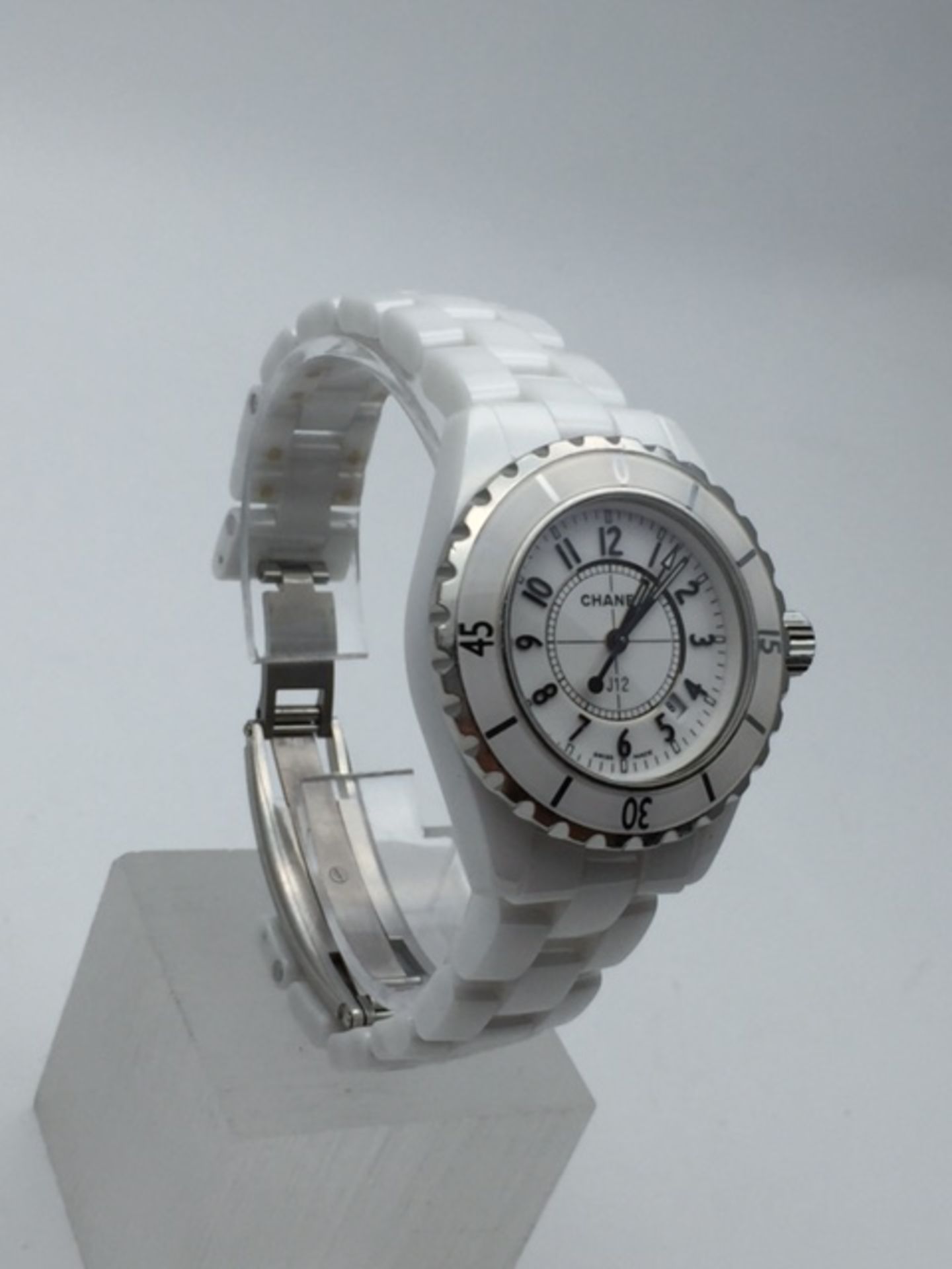 CHANEL MID SIZE J12 IN IMMACULATE CONDITION WITH ITS WARRANTY CARD AS NEW IN PERFECT WORKING ORDER - Image 4 of 4