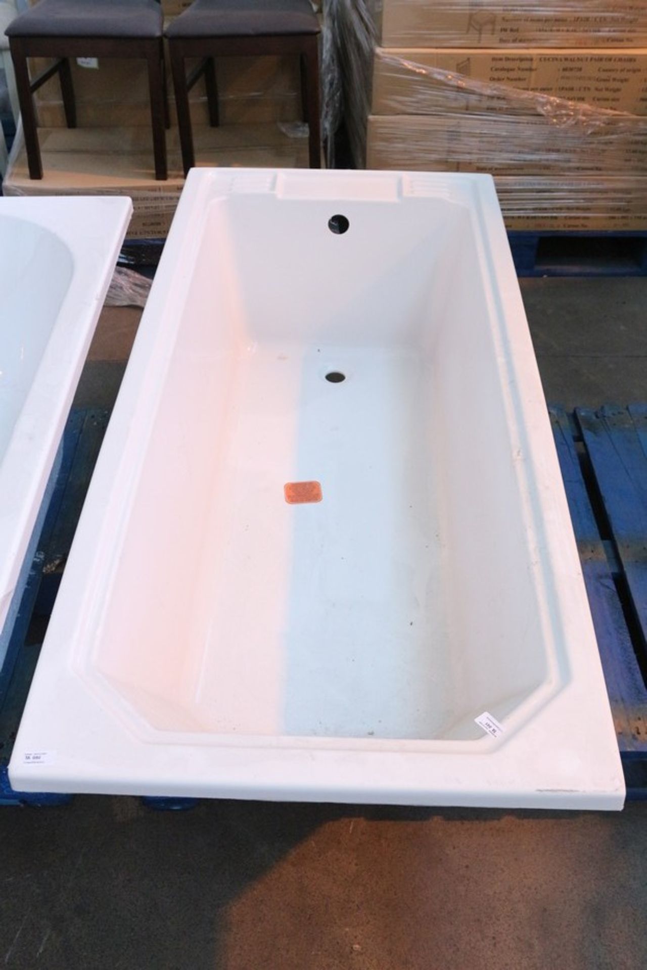 1X LARGE WHITE BATH TUB MIDDLE FILL RRP £200 (MD-BATH) (02.09.16)