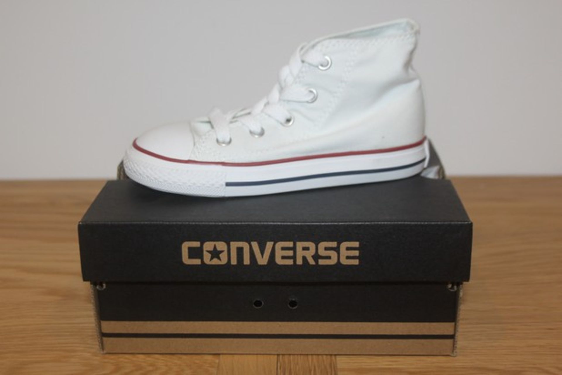 BOXED BRAND NEW CONVERSE ALL STAR SHOES SIZE 9 RRP £30 (DSSALVAGE)