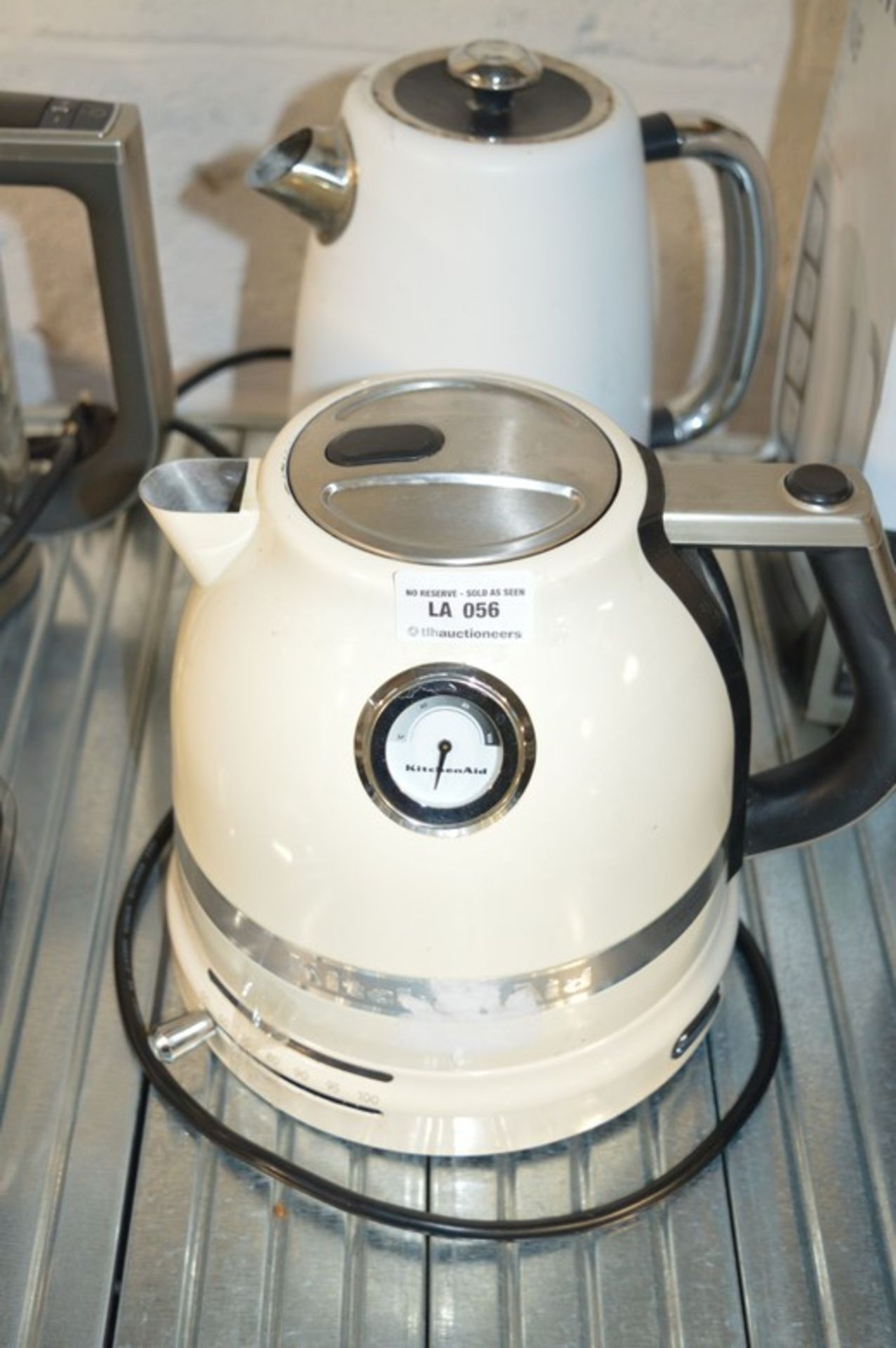 2 x ASSORTED KETTLES TO INCLUDE KITCHENAID AND BREVILLE COMBINED RRP £160 (02.11.2016) *PLEASE