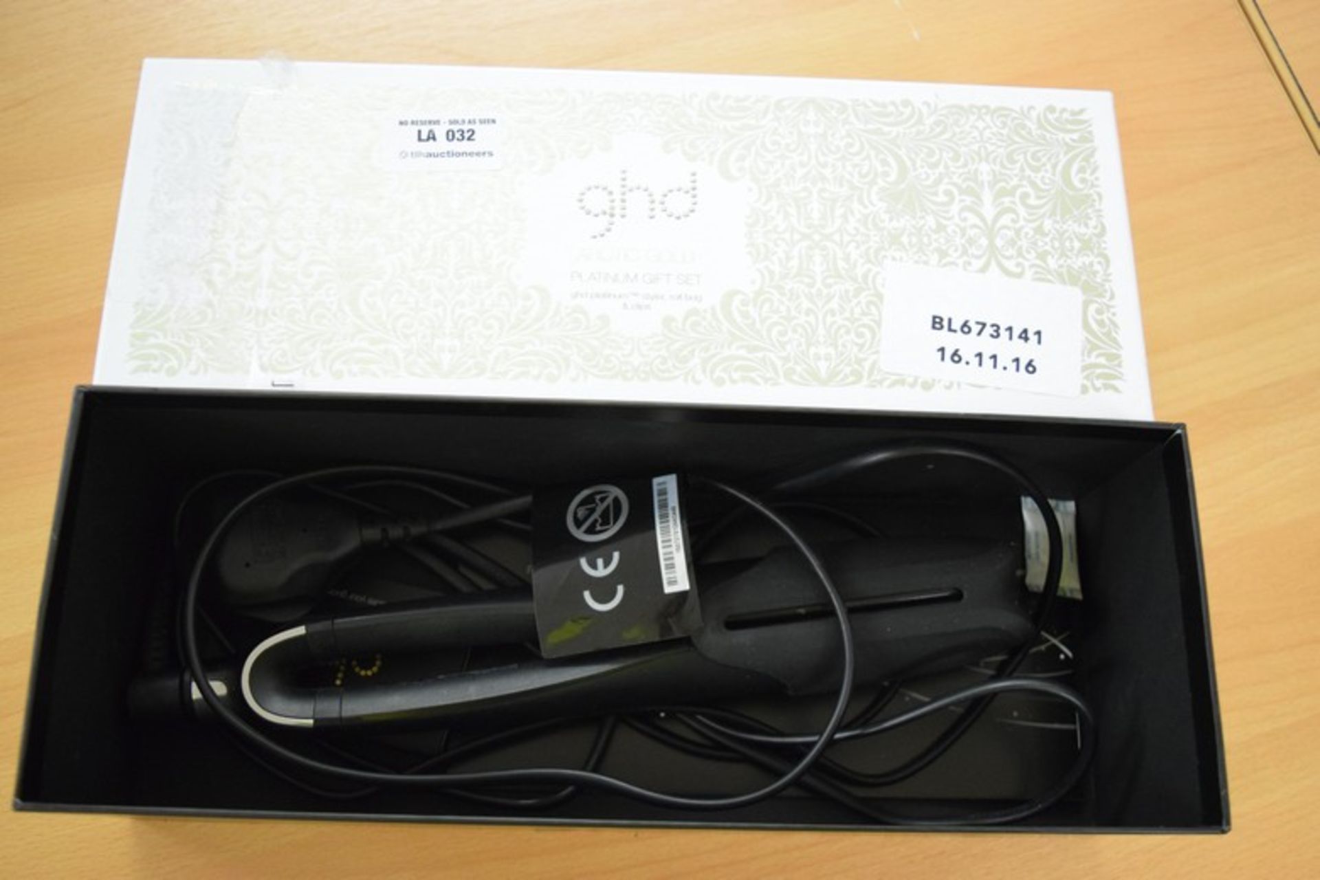 1 x BOXED PAIR OF GHD ARTIC GOLD HAIR STRAIGHTENERS RRP £145 16/11/16 *PLEASE NOTE THAT THE BID