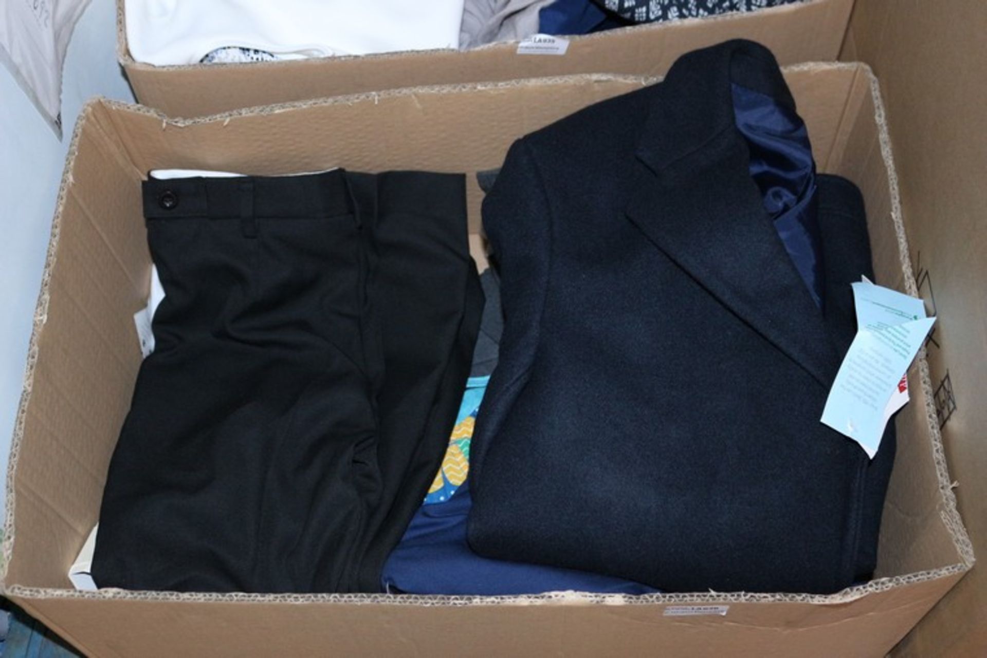 1 x BOX CONTAINING A LARGE AMOUNT OF ASSORTED ITEMS TO INCLUDE TSHIRTS JUMPERS TROUSERS AND OTHER *