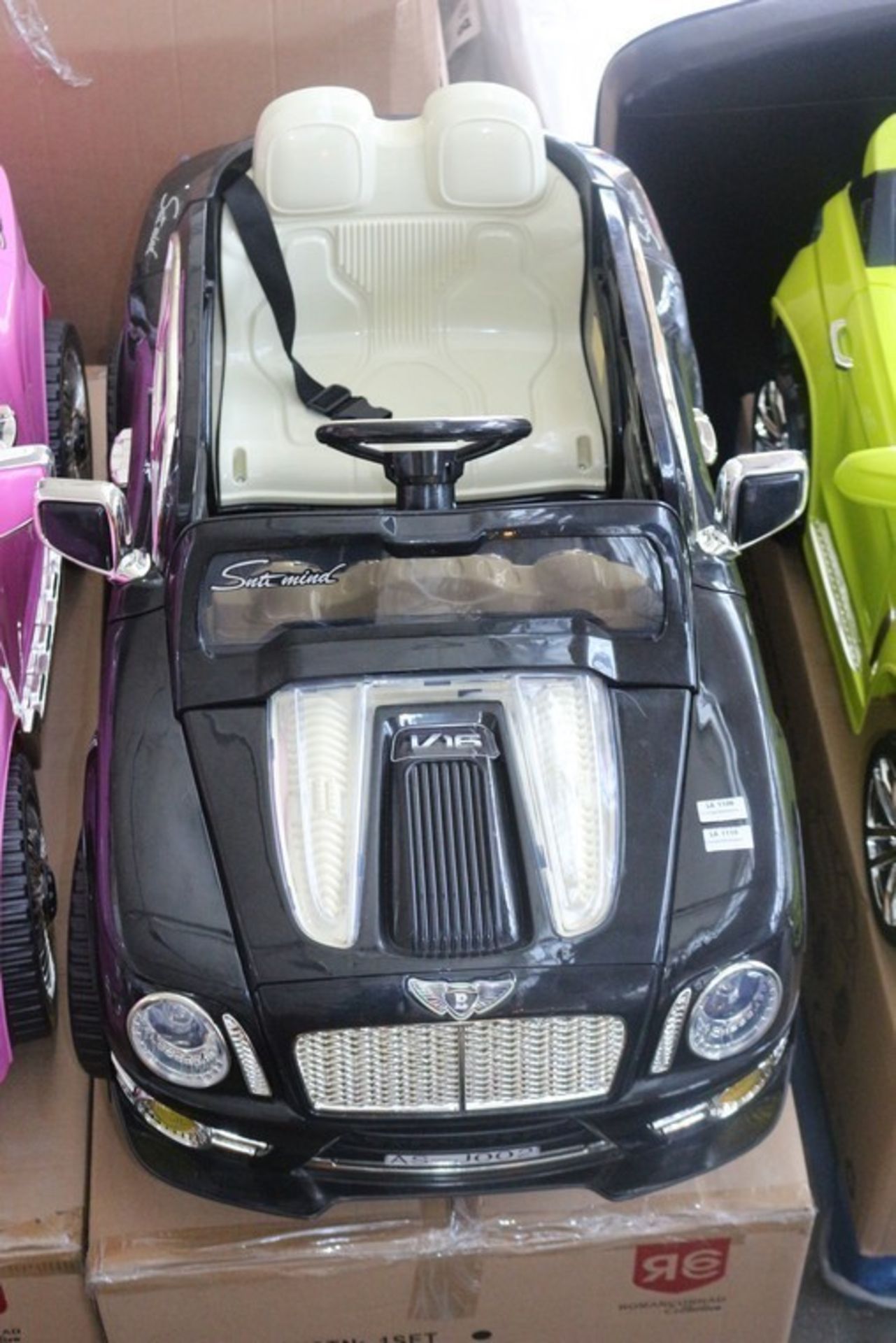 1 x BRAND NEW BOXED BENTLEY STYLE CHILDRENS SIT AND RIDE CAR IN BLACK WITH TWO OPENING DOORS,