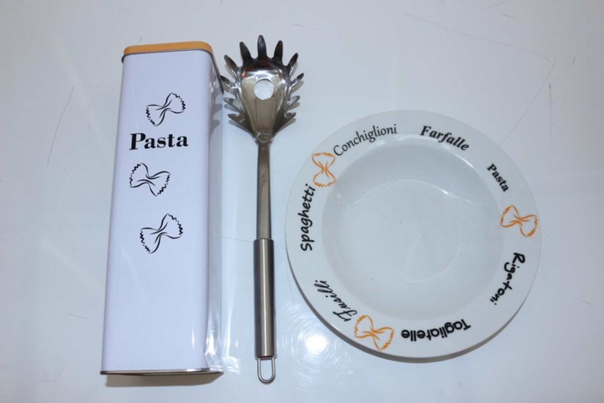 2 x BOXED BRAND NEW THE PASTA LOVER BOWL AND SERVING SPOON GIFT SET *PLEASE NOTE THAT THE BID