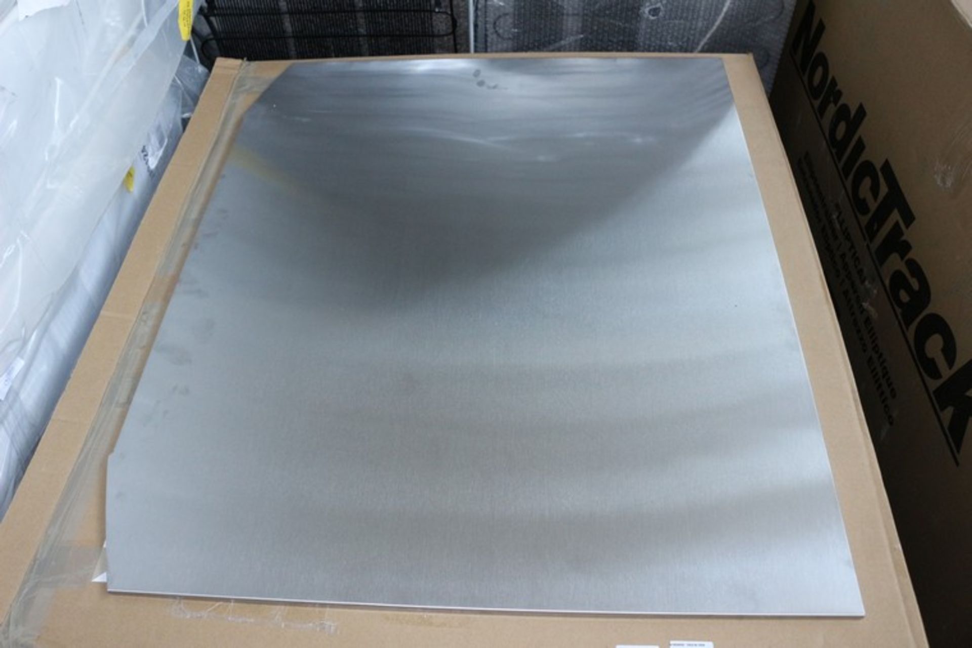 1 x BOXED STAINLESS STEEL 90CM CURVED DESIGNER SPLASH BACK *PLEASE NOTE THAT THE BID PRICE IS