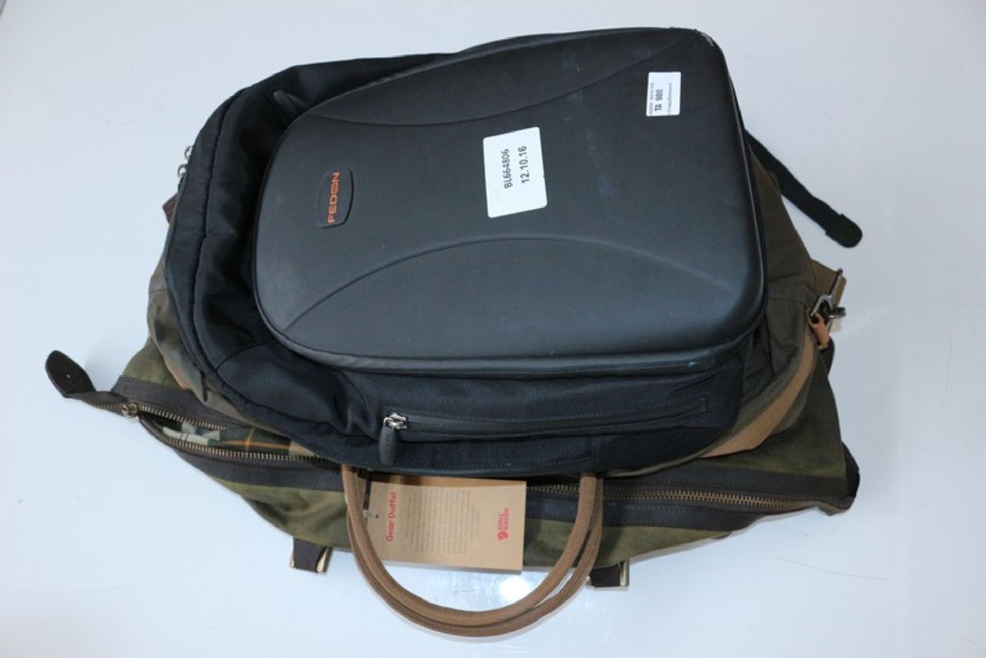 3 x ASSORTED ITEMS TO INCLUDE LAPTOP BAGS DUFFEL BAGS AND OTHER *PLEASE NOTE THAT THE BID PRICE IS