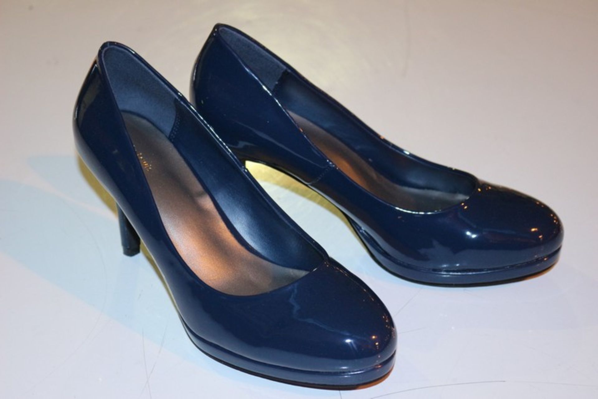 1 x PAIR OF LADIES SIZE 4 ALY NAVY BLUE LEATHER PATENT KITTEN HEEL SHOES *PLEASE NOTE THAT THE BID