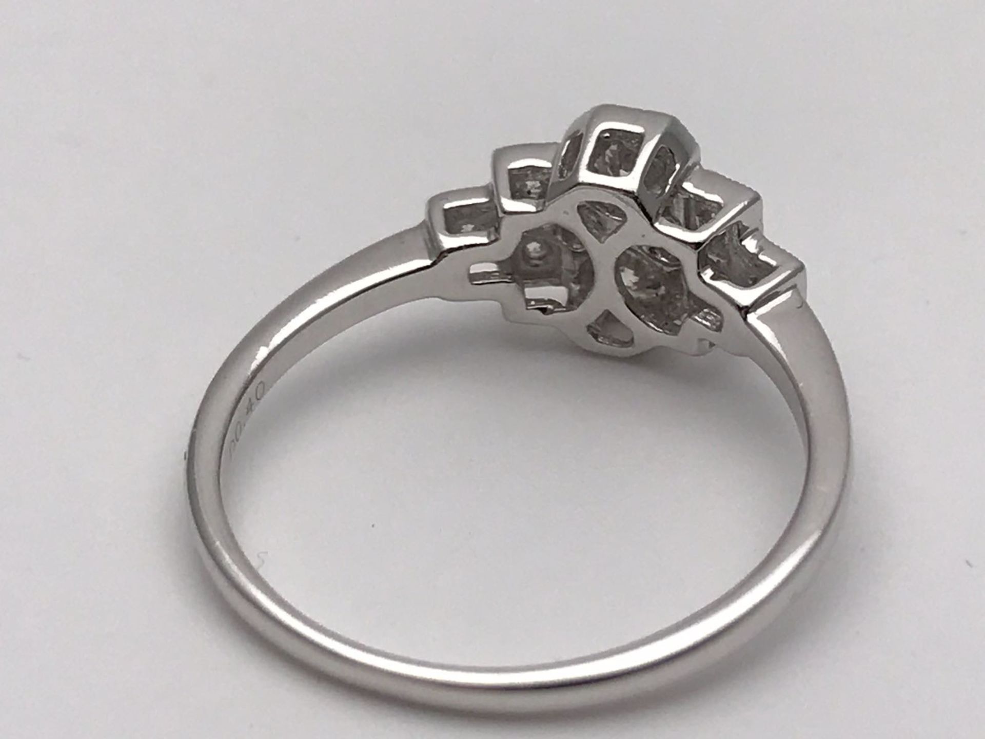 RRP £3000 A STUNNING WHITE GOLD DIAMOND RING COMPRISING 8 BRILLIANT ROUND DIAMONDS OF TOP QUALITY- - Image 3 of 4