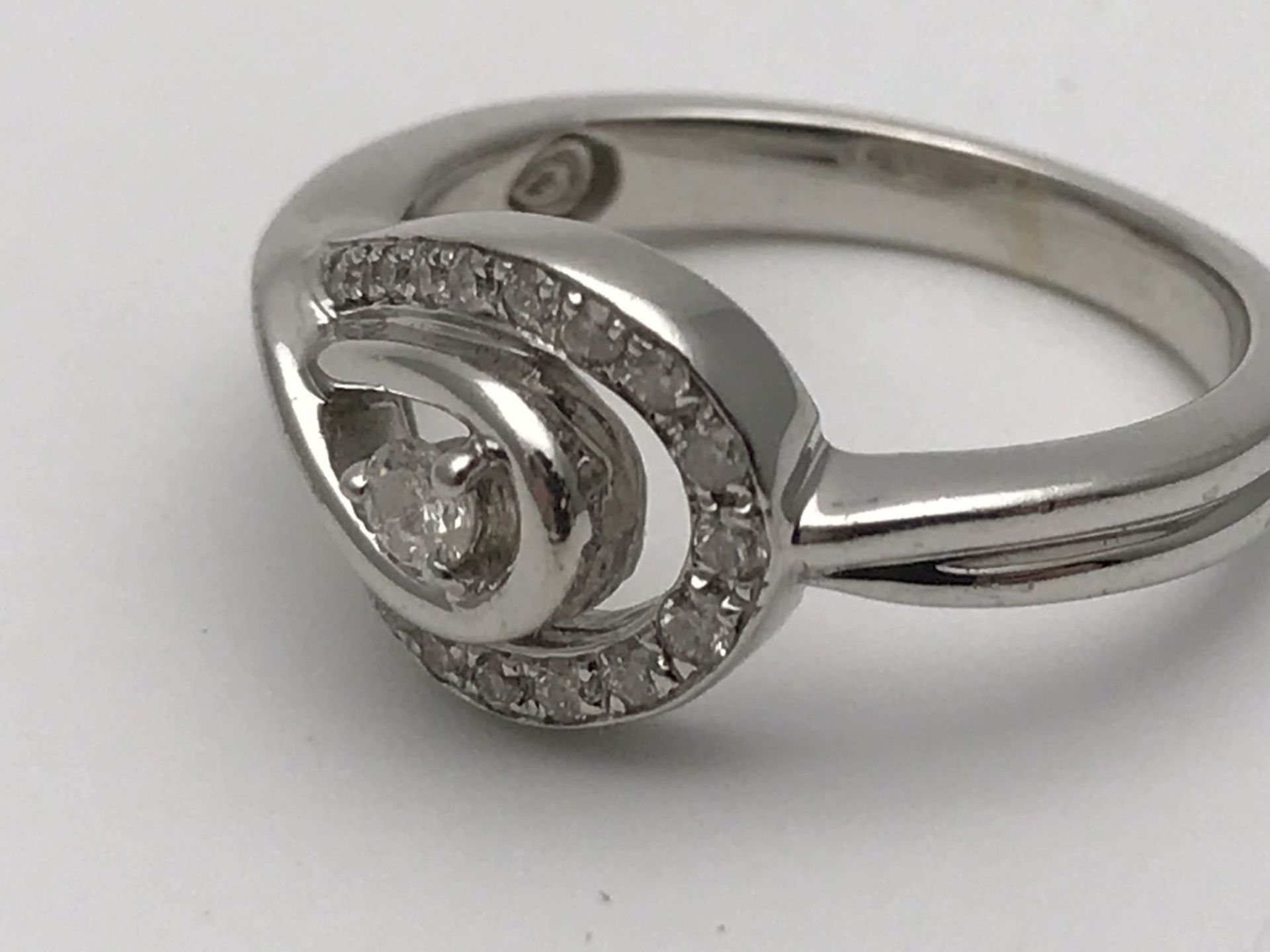 RRP £2500 A WHITE GOLD DIAMOND RING MADE TO FORM A LOOP & SET WITH HIGH QUALITY DIAMONDS GIVING - Image 2 of 4