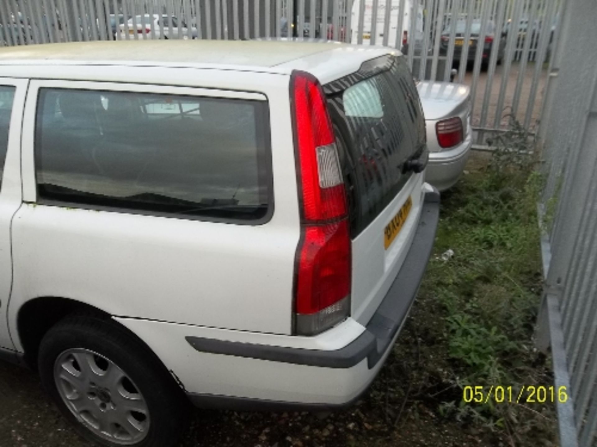 Volvo V70 SE T5 Estate - BX04 HHE Date of registration:  01.05.2004 2319cc, petrol, manual, white - Image 3 of 4