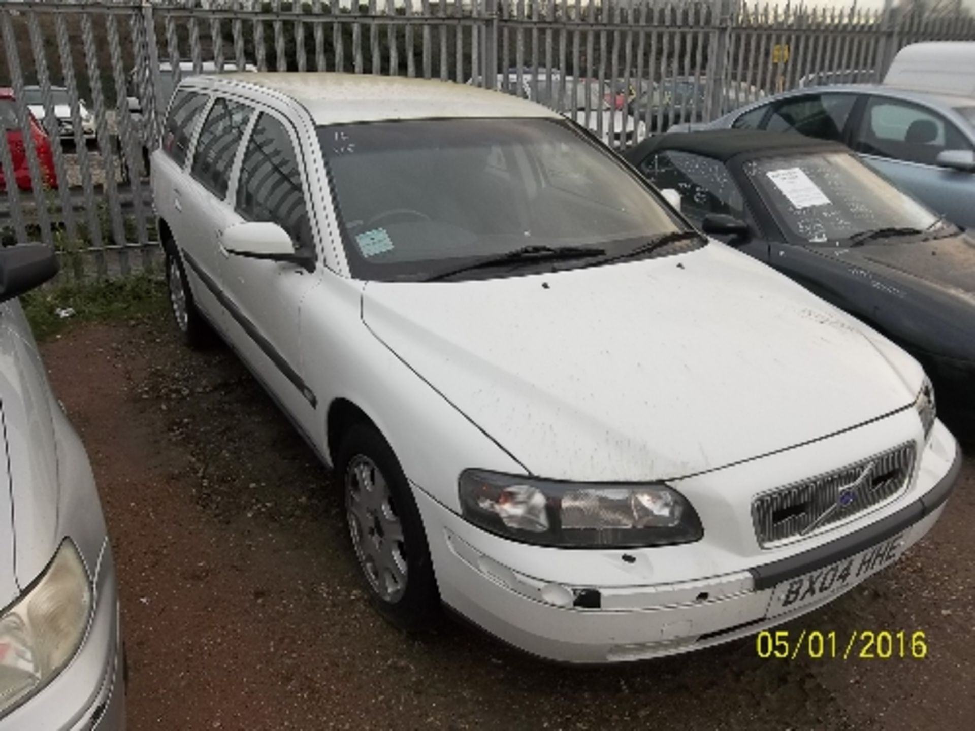 Volvo V70 SE T5 Estate - BX04 HHE Date of registration:  01.05.2004 2319cc, petrol, manual, white - Image 2 of 4