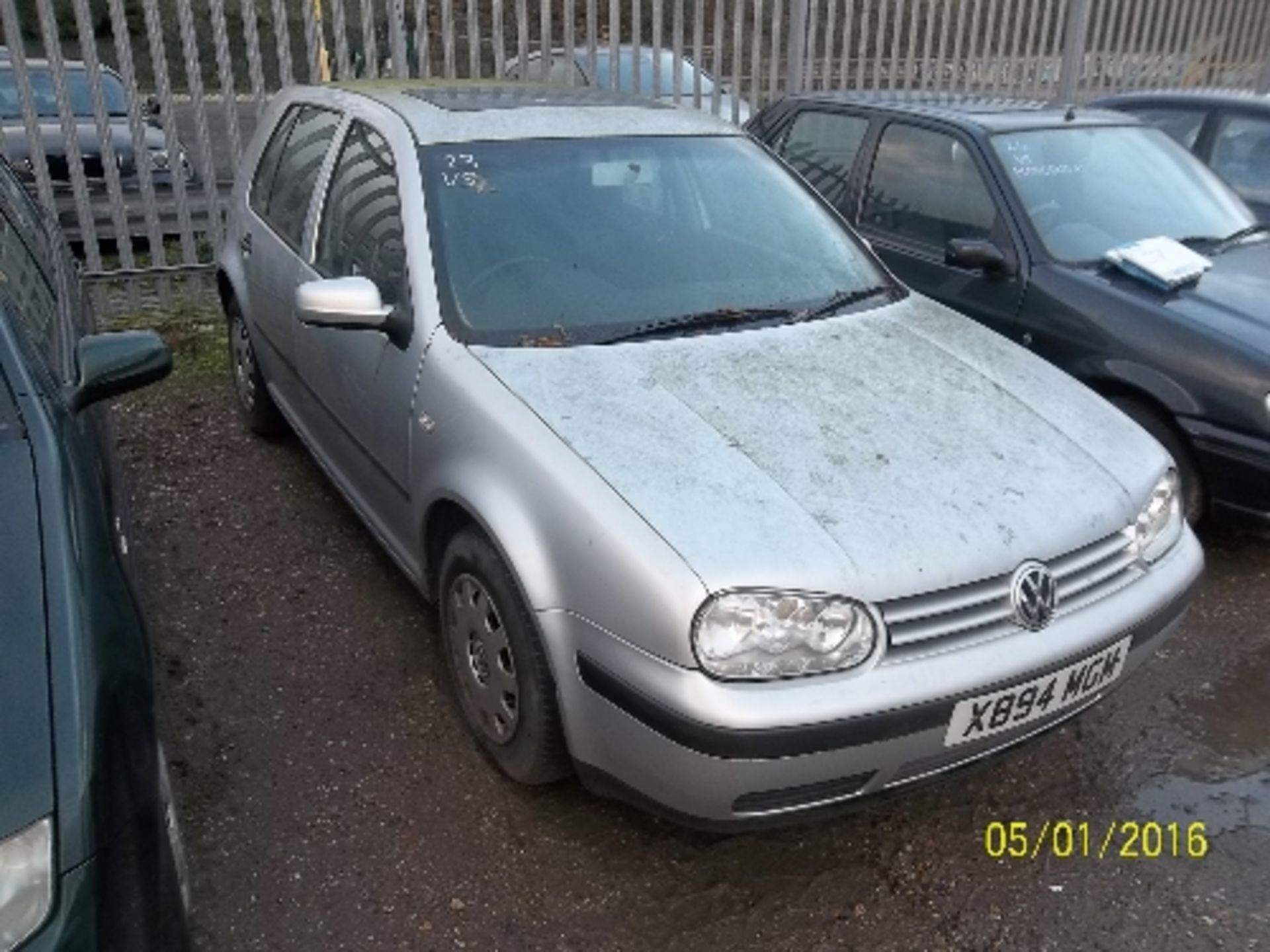 Volkswagen Golf S - X894 MGM Date of registration: 31.10.2000 1598cc, petrol, manual, silver - Image 2 of 4