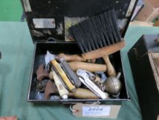 Assorted miscellaneous items including 5 assorted pen knives, brass catches, 2 inscribed plates