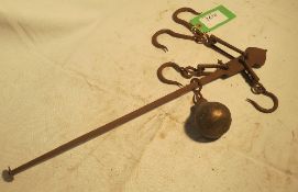 Small three-hook reversible-type steelyard with brass weight