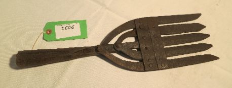 Blacksmith-made poacher's eel gleave; known also as a pilcher; handle missing