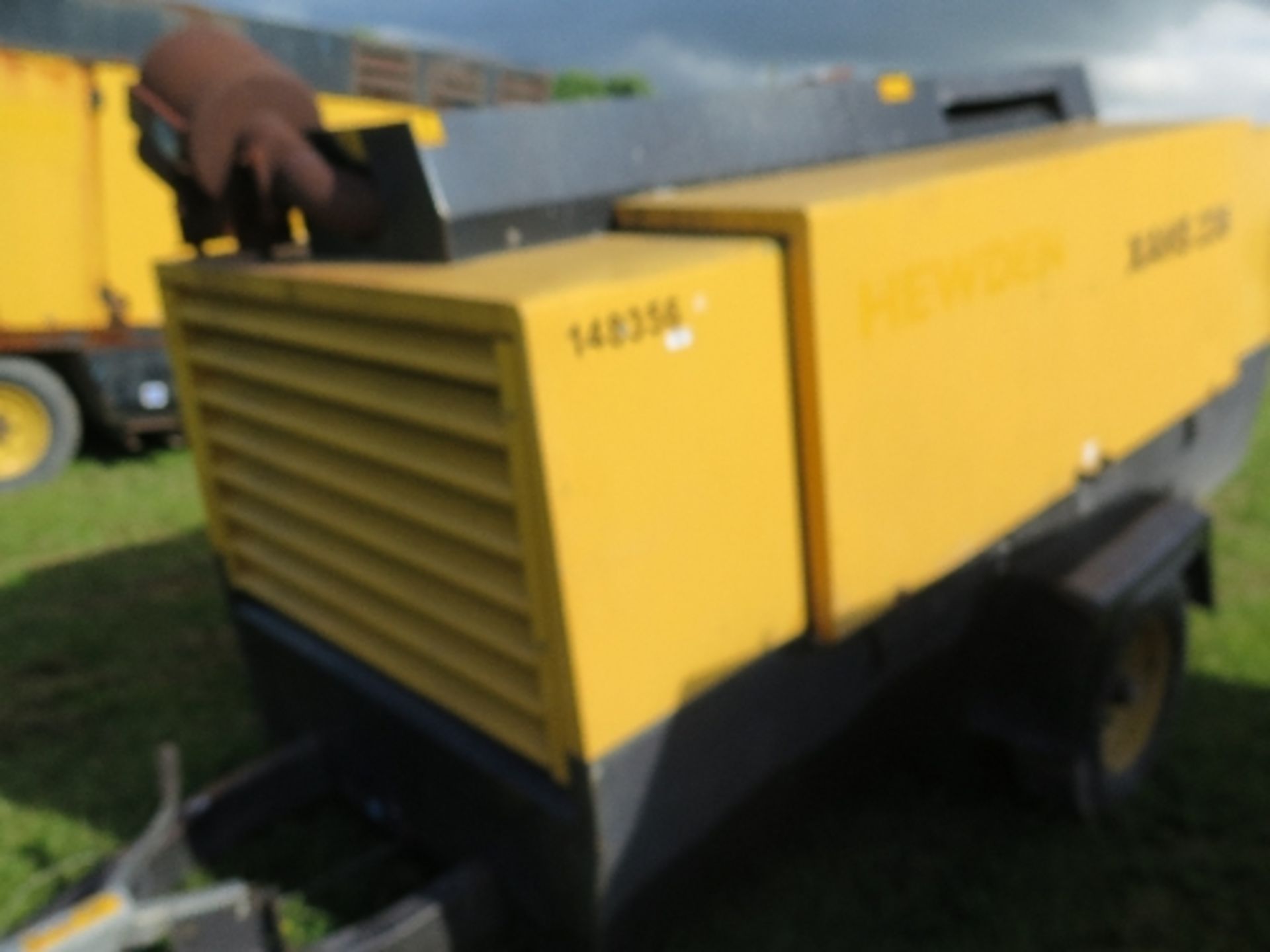 Atlas Copco XAHS236 compressor (2006) 2,954 hrs 148356 - Image 2 of 7