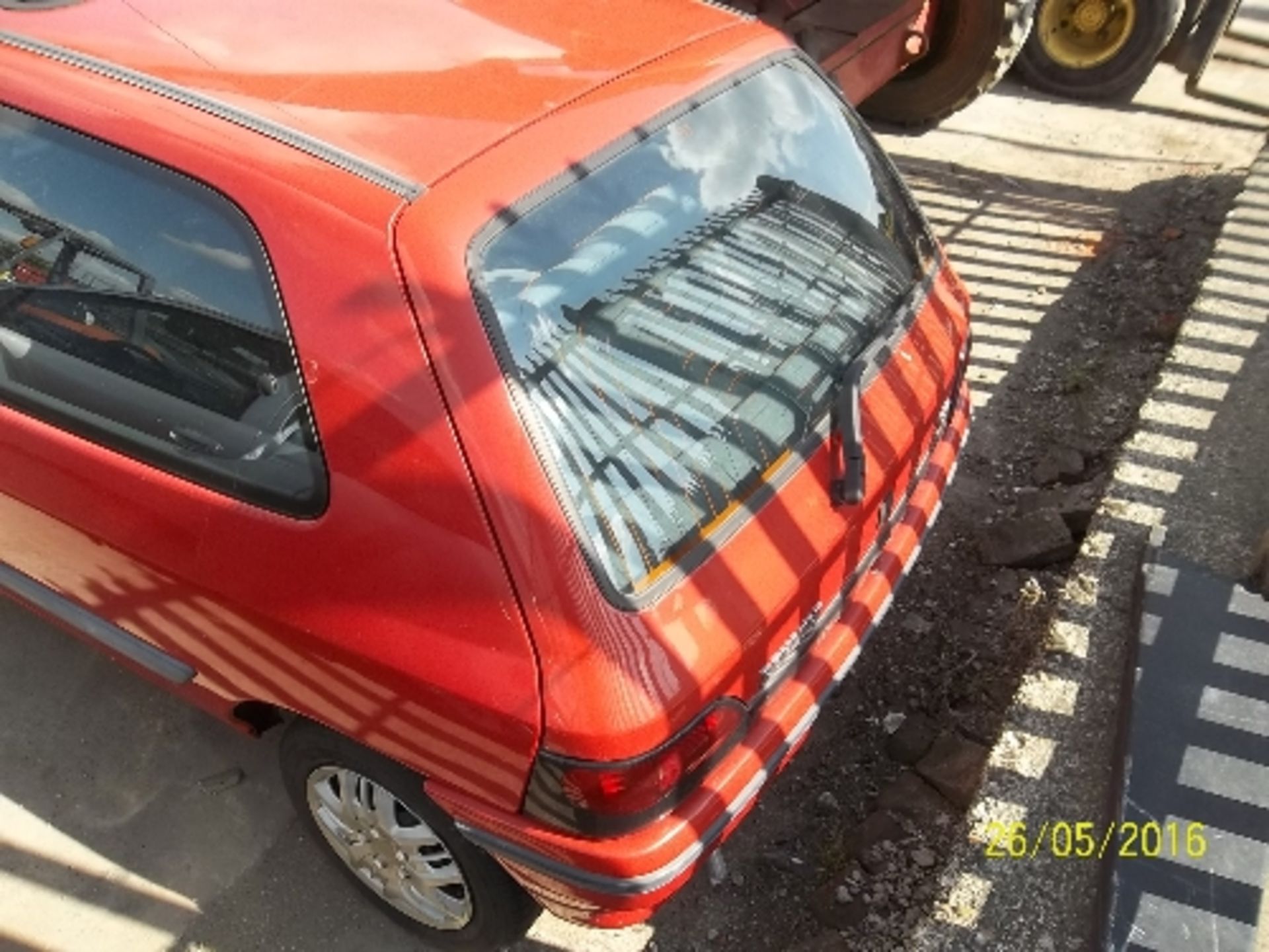 Renault Clio RT Auto Date of registration: 31.10.1995 1390cc, petrol, red Odometer reading at date - Image 3 of 4