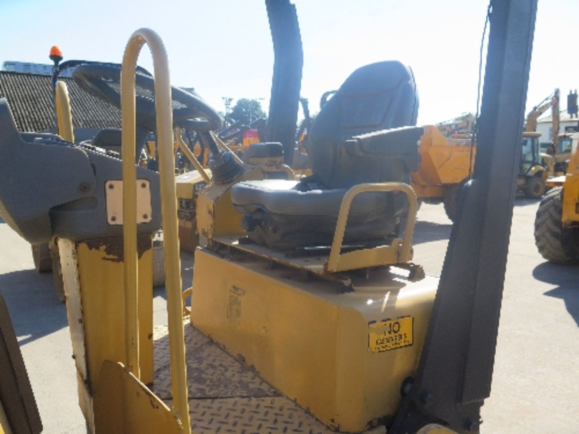 Caterpillar CB224E roller (2006) 1,062 hrs 145725 - Image 3 of 4