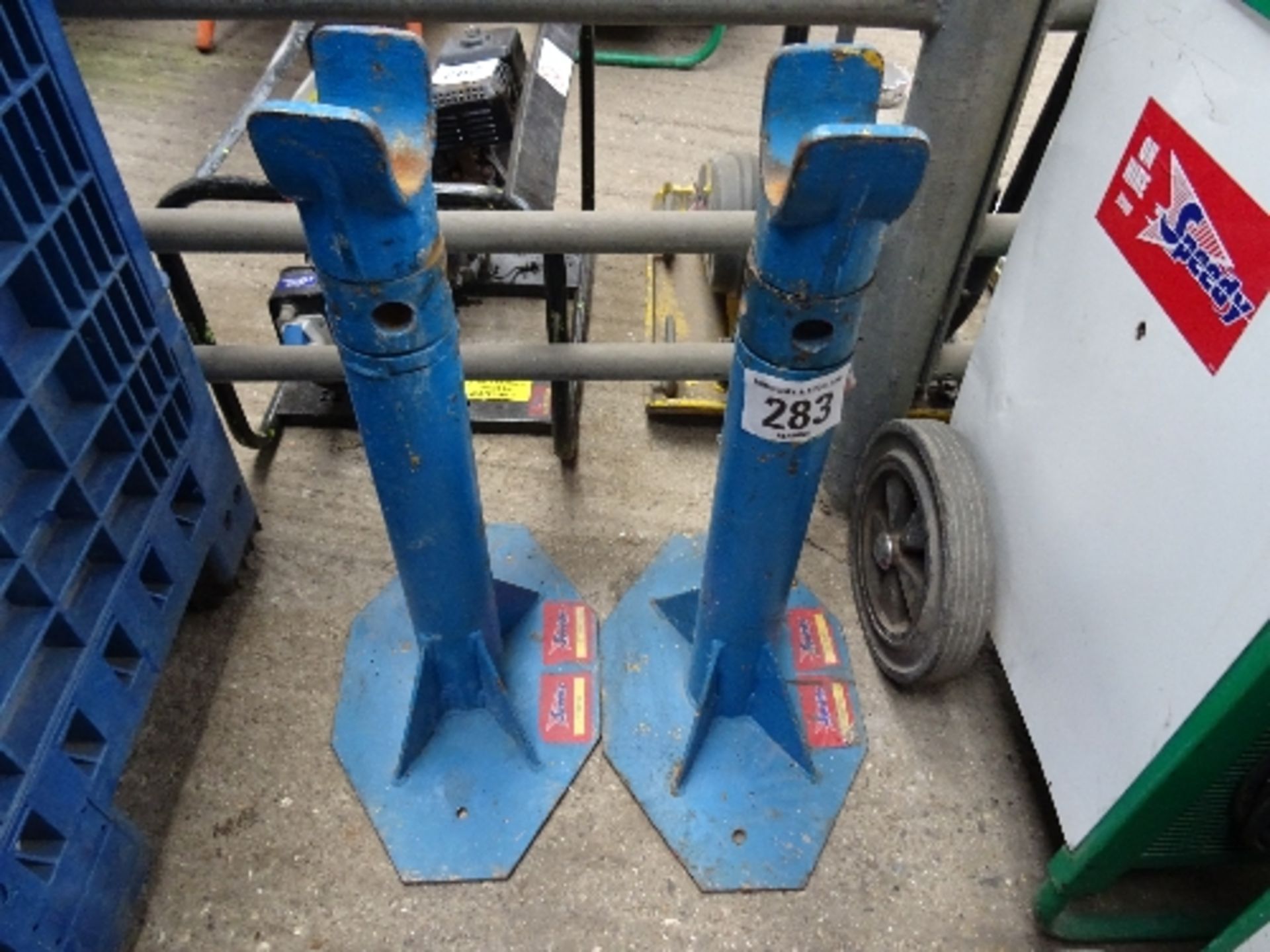 2 cable reel stands